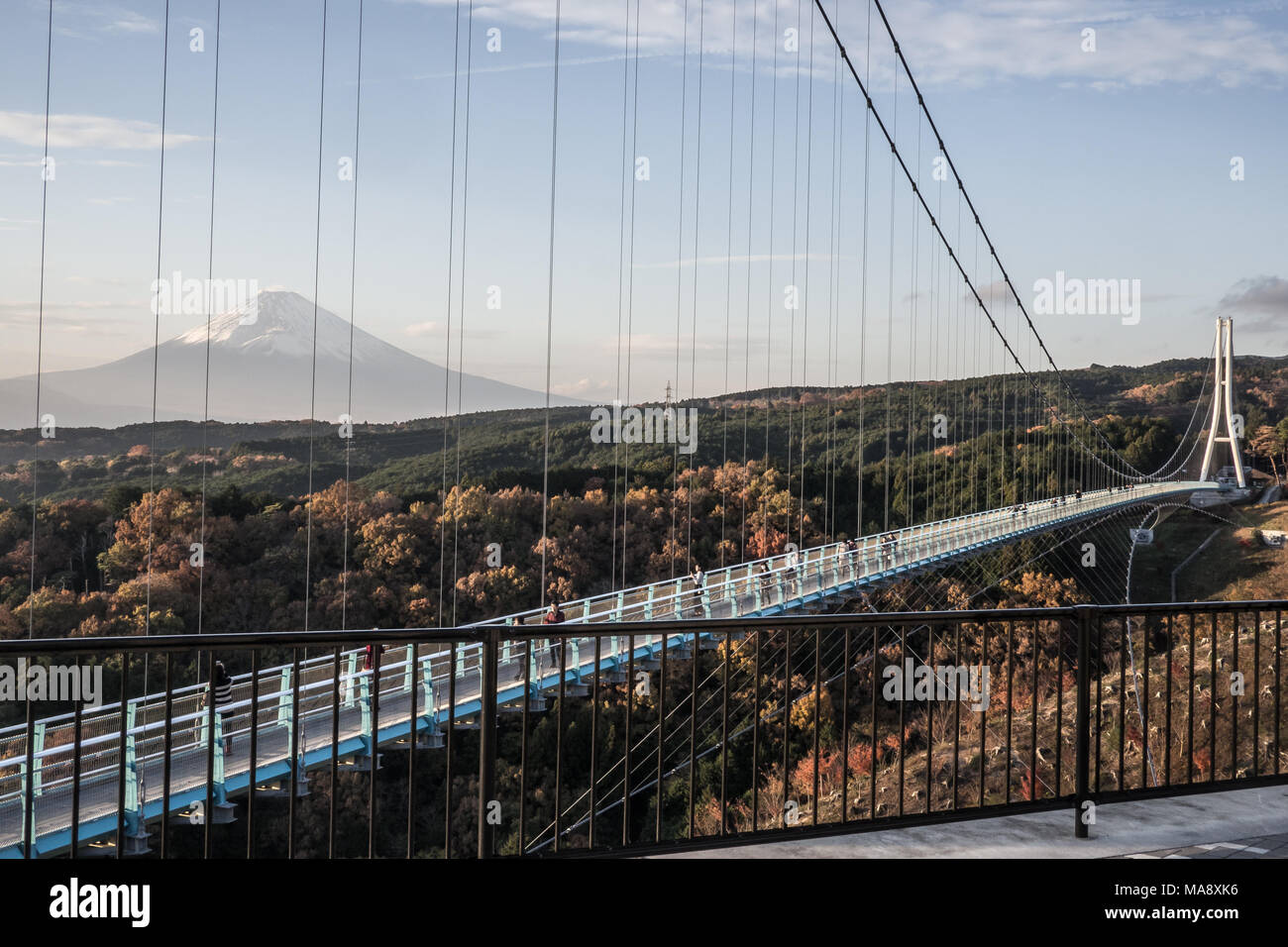 Ein Blick auf den Mount Fuji und die Mishima Skywalk Brücke Stockfoto