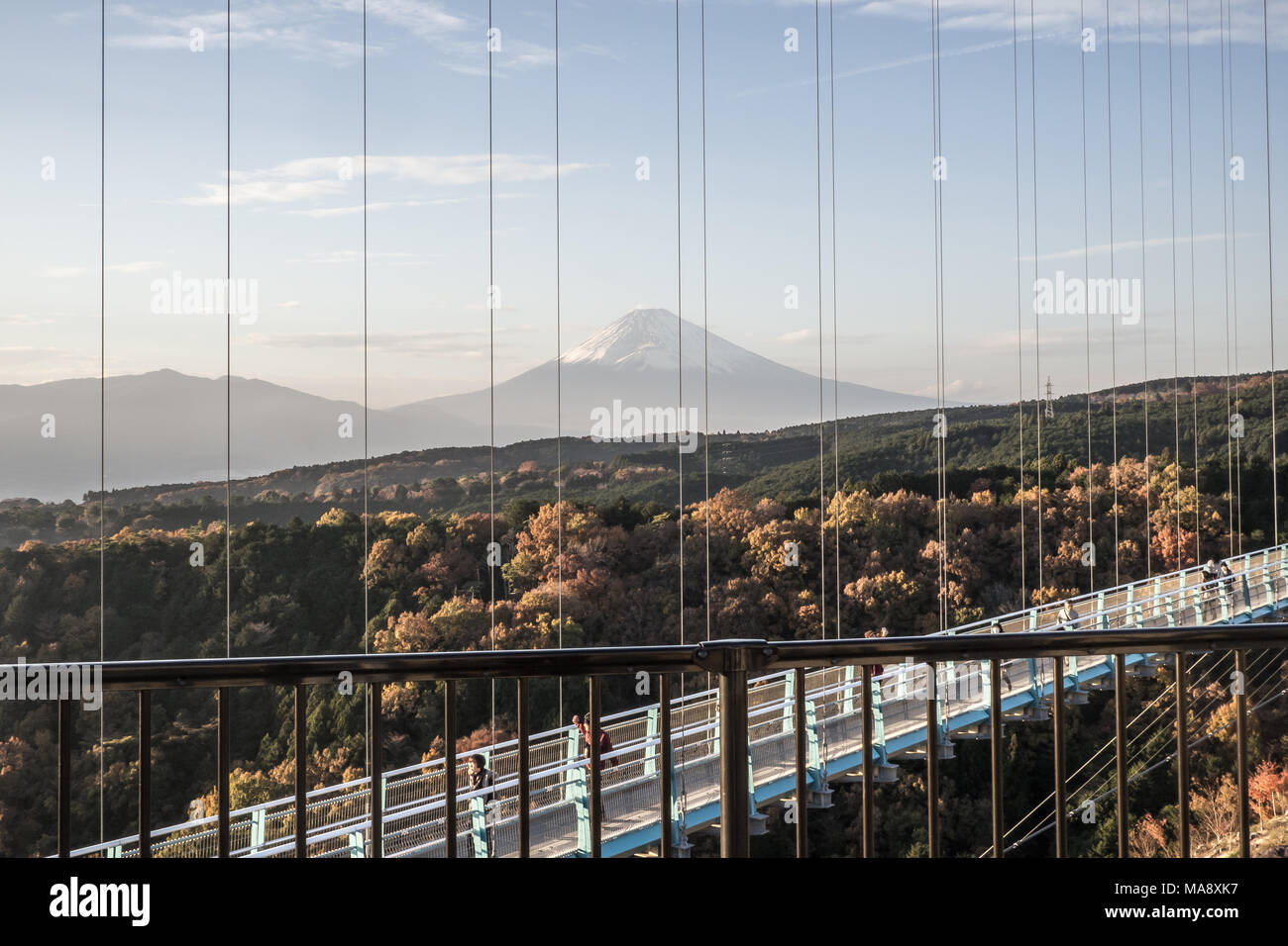 Ein Blick auf den Mount Fuji und die Mishima Skywalk Brücke Stockfoto