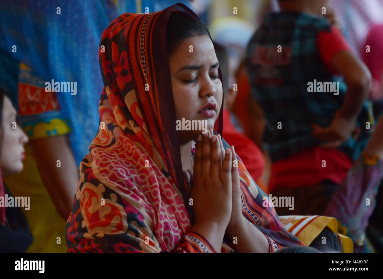 Lahore, Pakistan. 30 Mär, 2018. Die pakistanischen christlichen Gläubigen nehmen an der Messe Karfreitag Service in der St. Antonius-Kirche zu markieren (Don Basco Kirche). Christen auf der ganzen Welt sind Kennzeichnung Karfreitag. Karfreitag ist ein christlicher religiöser Feiertag zum Gedenken an die Kreuzigung von Jesus Christus und seinem Tod auf Golgatha. Christen auf der ganzen Welt sind Kennzeichnung Gut Freitag vor Ostern während der Heiligen Woche Gedenkfeiern. Credit: Rana Sajid Hussain/Pacific Press/Alamy leben Nachrichten Stockfoto