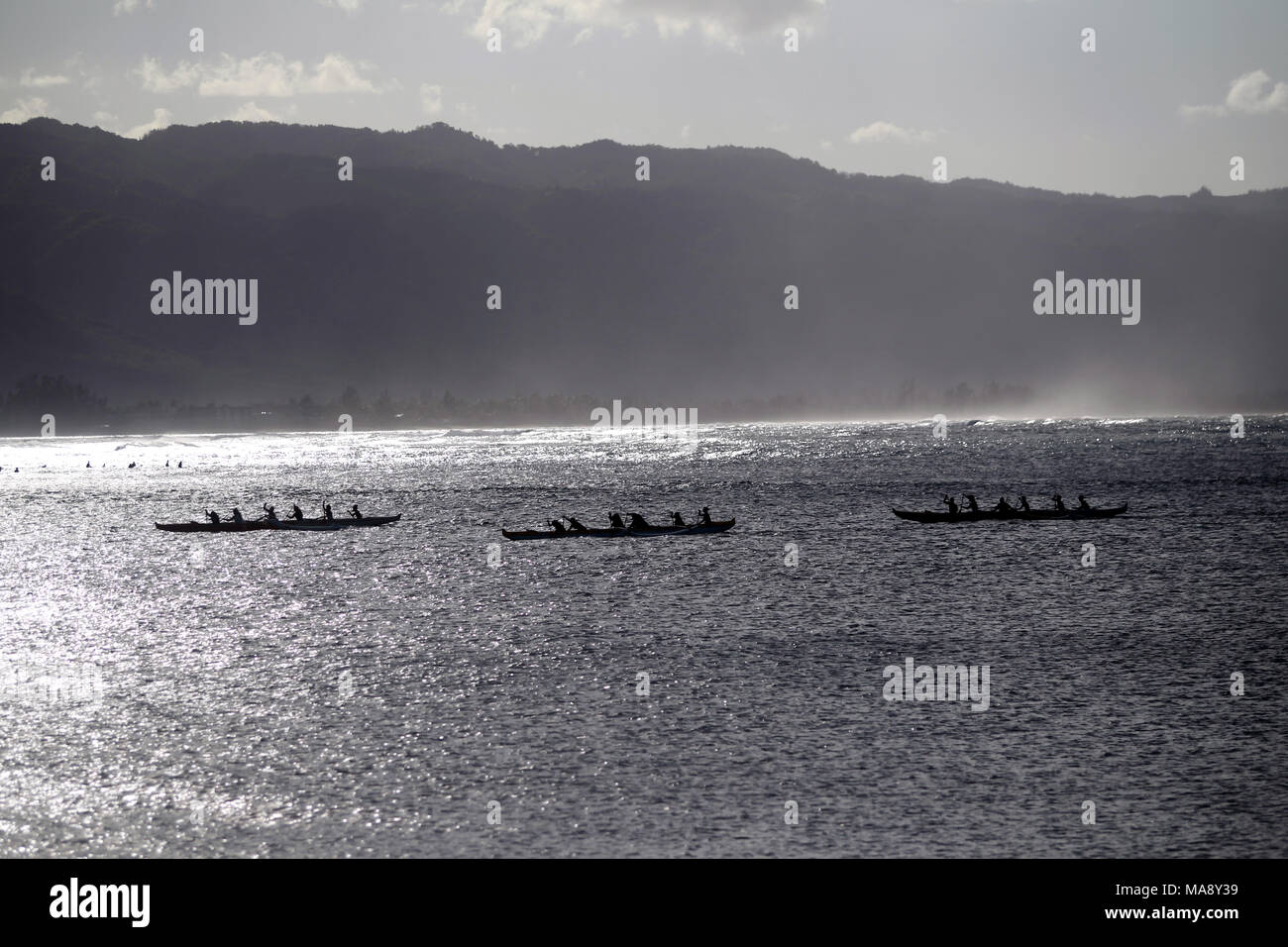 Outrigger Kanus auf dem North Shore von Oahu in der Nähe von Haleiwa. Stockfoto