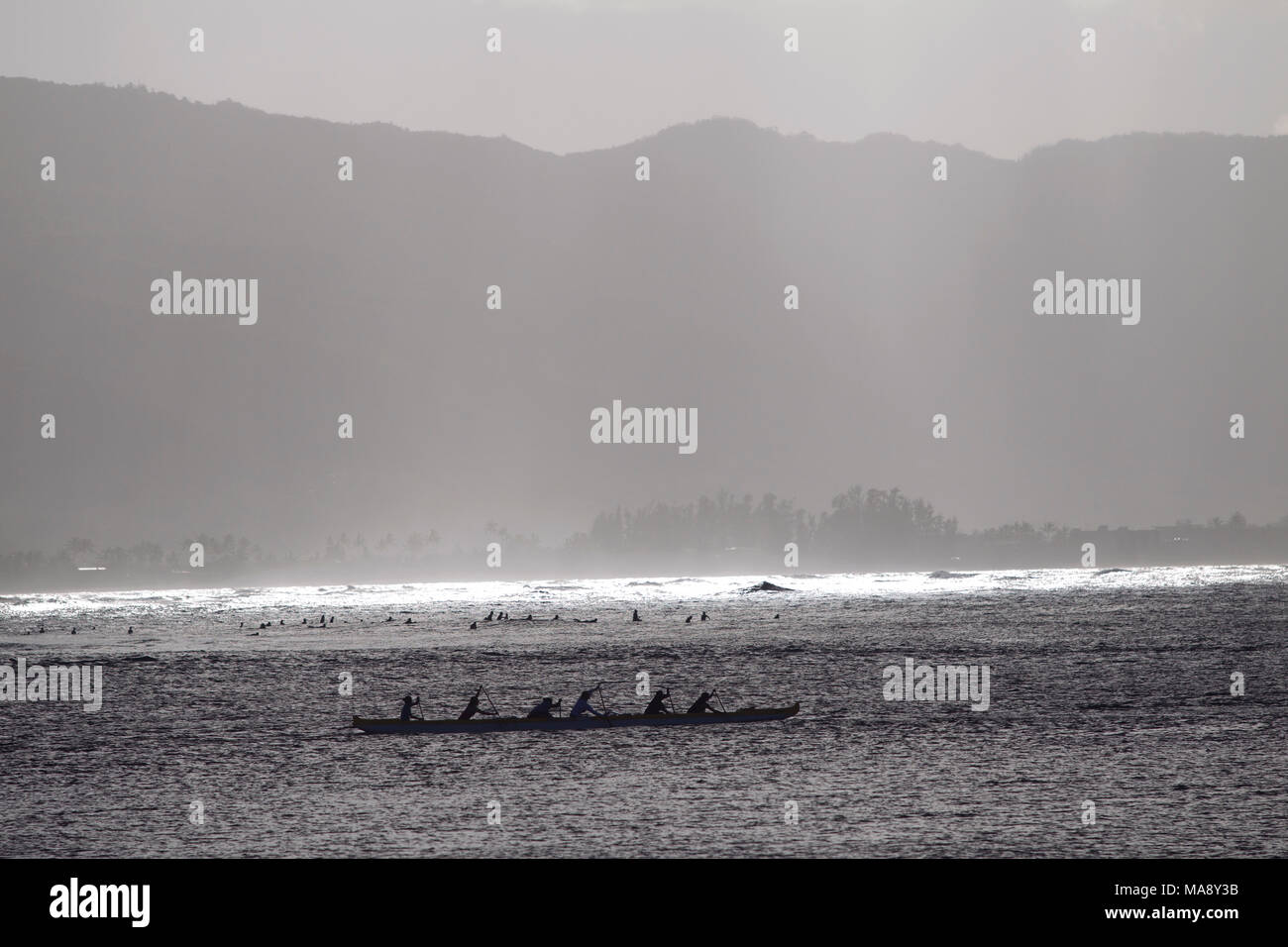 Outrigger Kanus auf dem North Shore von Oahu in der Nähe von Haleiwa. Stockfoto