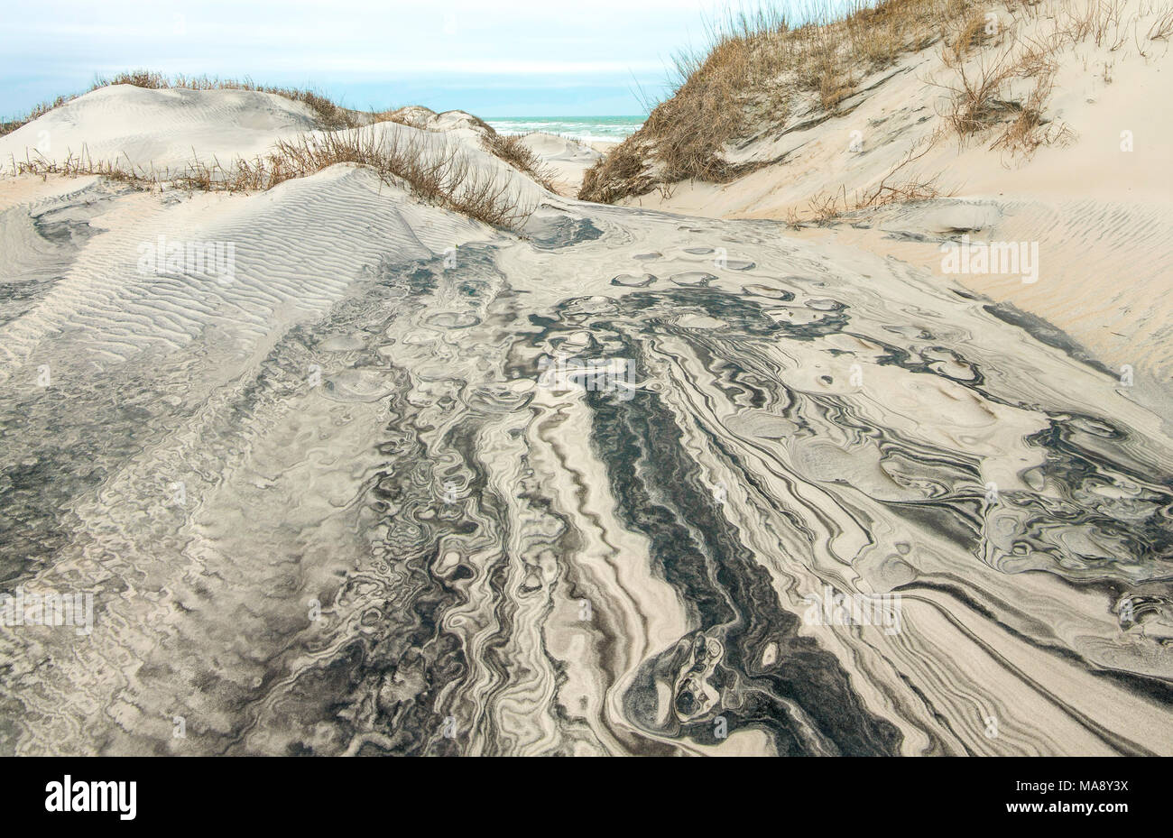 North Carolina Sanddünen: Erosion durch Wind und Regen zeigt komplizierte Muster in der Oberfläche von Dünen am Cape Hatteras National Seashore. Stockfoto