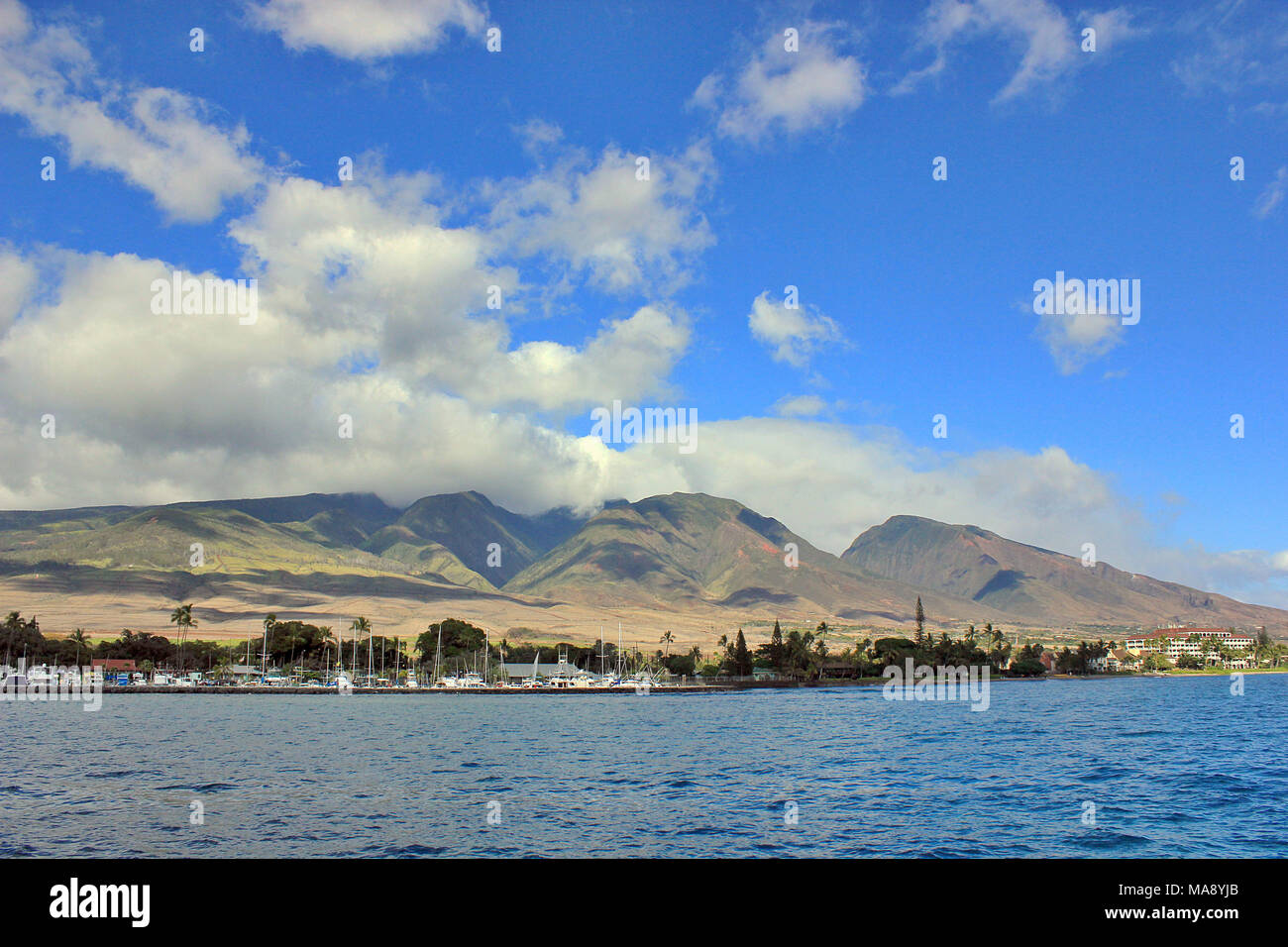 Der Hafen von Lahaina mit der West Maui Berge im Hintergrund auf der Insel Maui, Hawaii Stockfoto