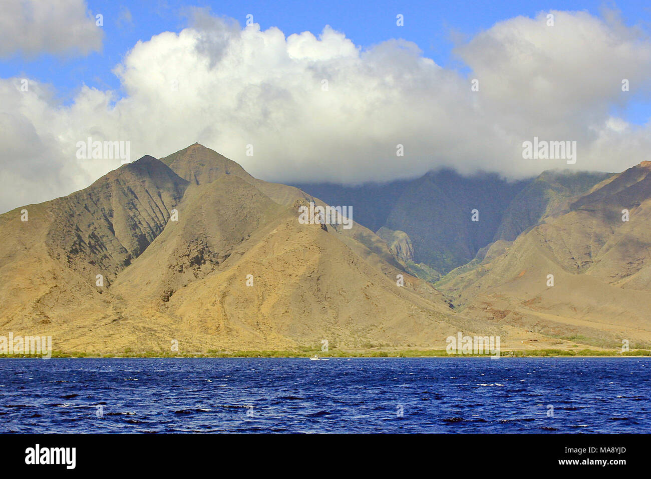 West Maui Berge von einem Boot in der Nähe der Stadt Lahaina an der Küste der Insel Maui, Hawaii Stockfoto