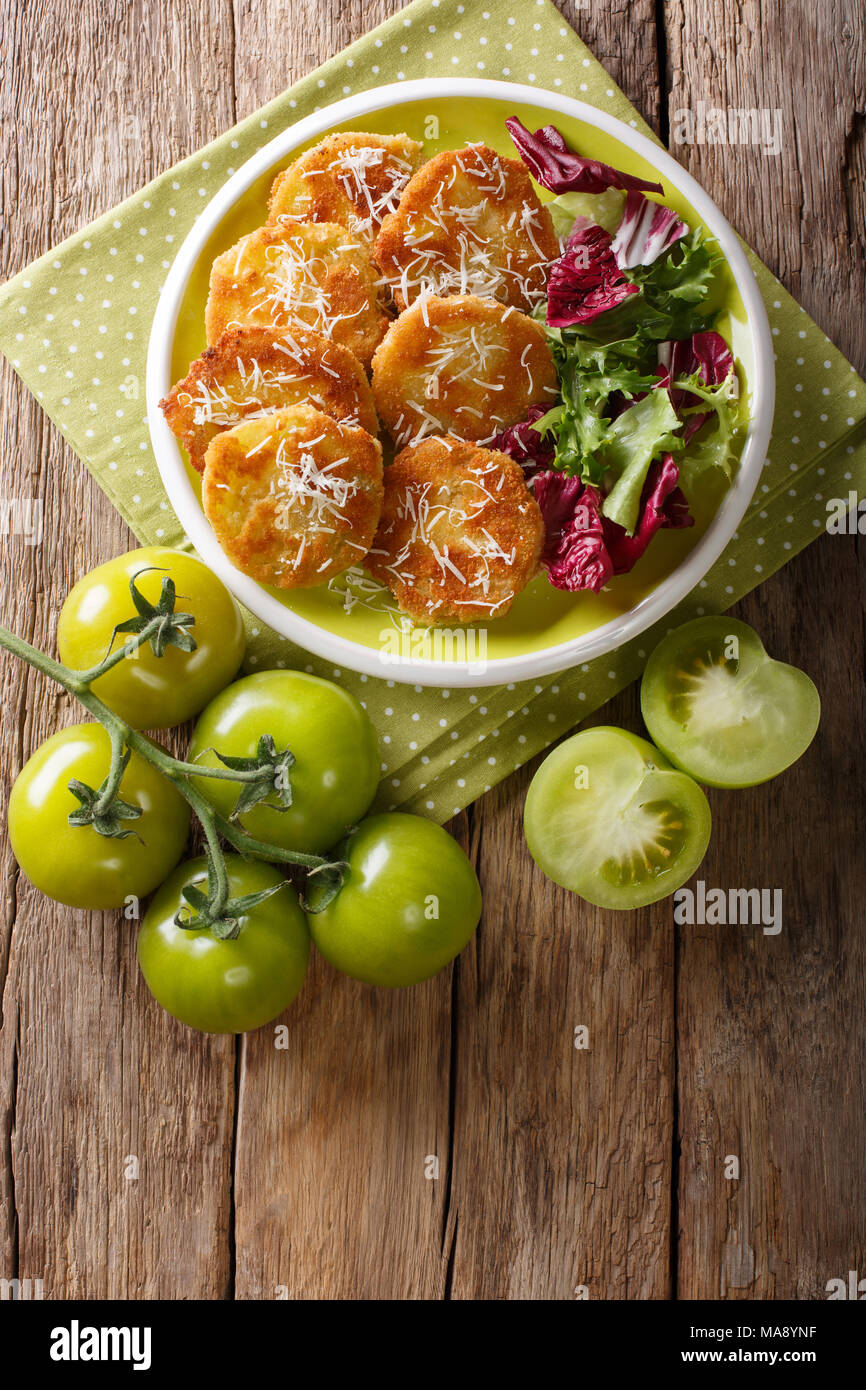 American Food: Fried Green Tomatoes mit frischem Salat close-up auf einem Teller auf den Tisch. Vertikal oben Ansicht von oben Stockfoto