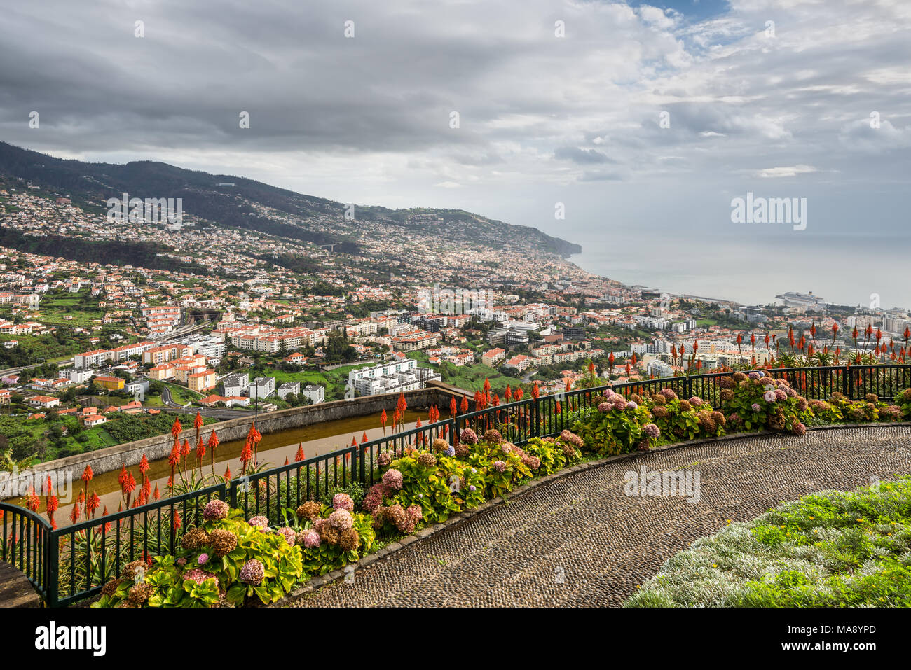 Funchal, Portugal - Dezember 10, 2016: Blick über die Hauptstadt der Insel in Richtung Hafen. Blick vom Aussichtspunkt Pico dos Barcelo - Atlantik Stockfoto