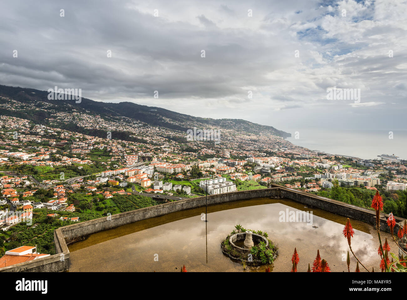 Funchal, Portugal - Dezember 10, 2016: Blick vom Aussichtspunkt Pico dos Barcelo über die Hauptstadt der Insel in Richtung Hafen in regnerisch trüben Wetter. Stockfoto