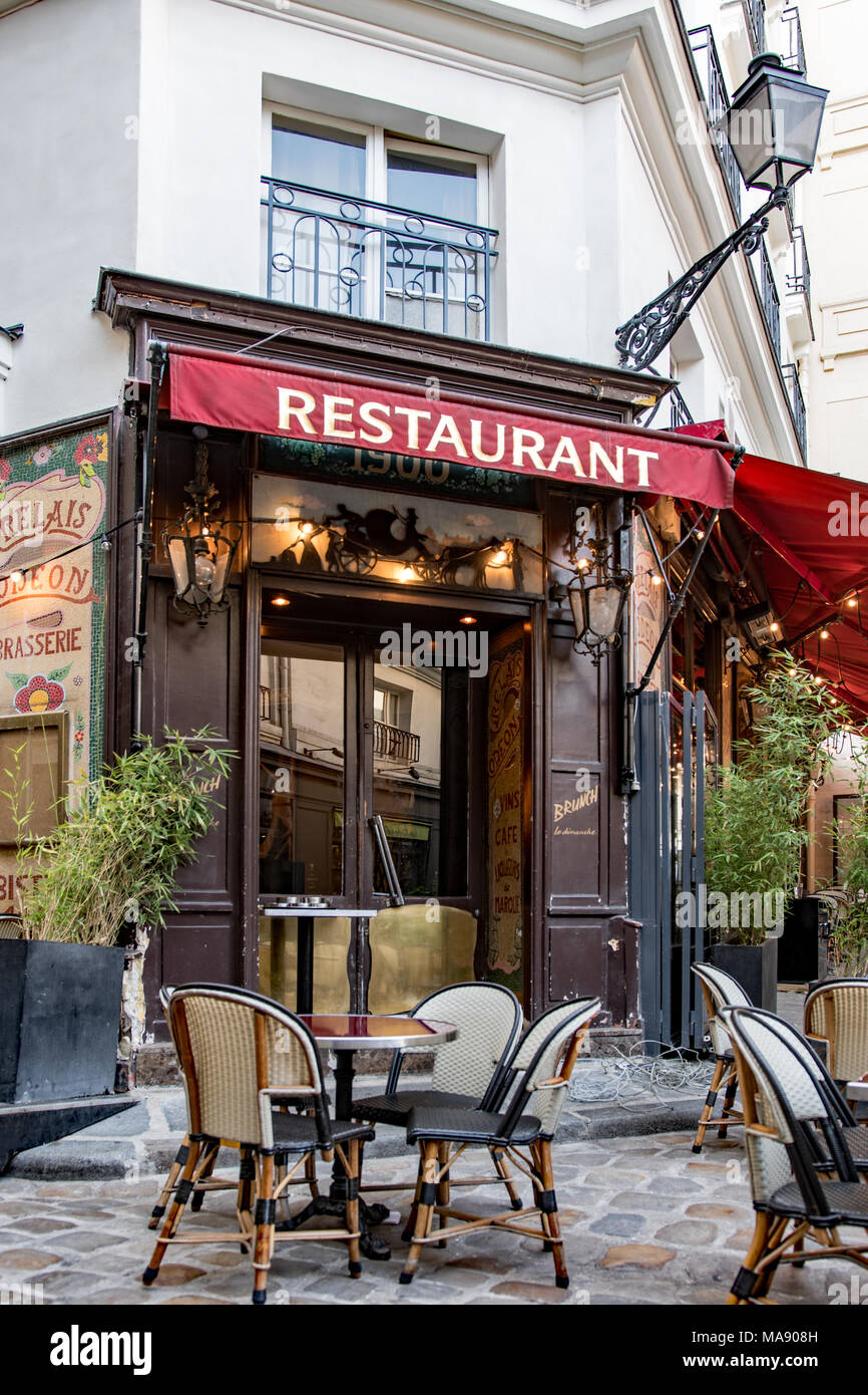 Ein traditionelles Bistro in Paris. Stockfoto