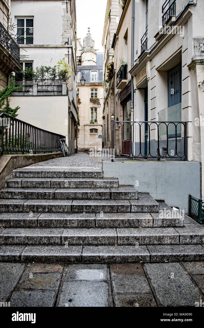 Eine kleine Gasse in Paris. Stockfoto