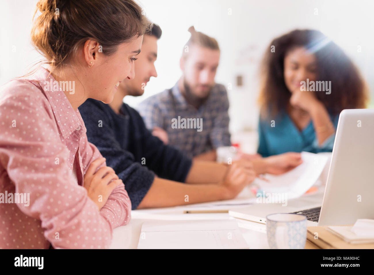 Im Büro. Konferenz um eine Tabelle, eine junge, multiethnische Team shar Stockfoto