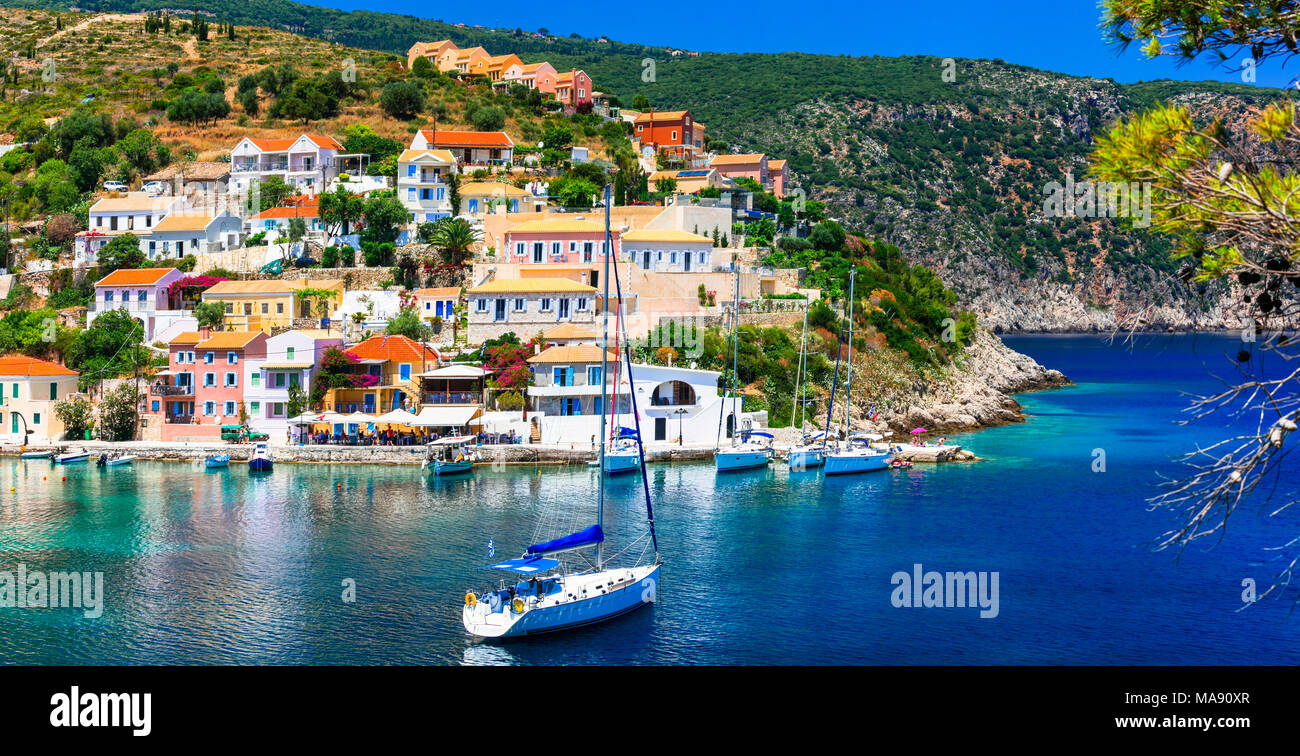 Traditionelle Assos Dorf, mit bunten Häusern und das Meer. der Insel Kefalonia, Griechenland. Stockfoto