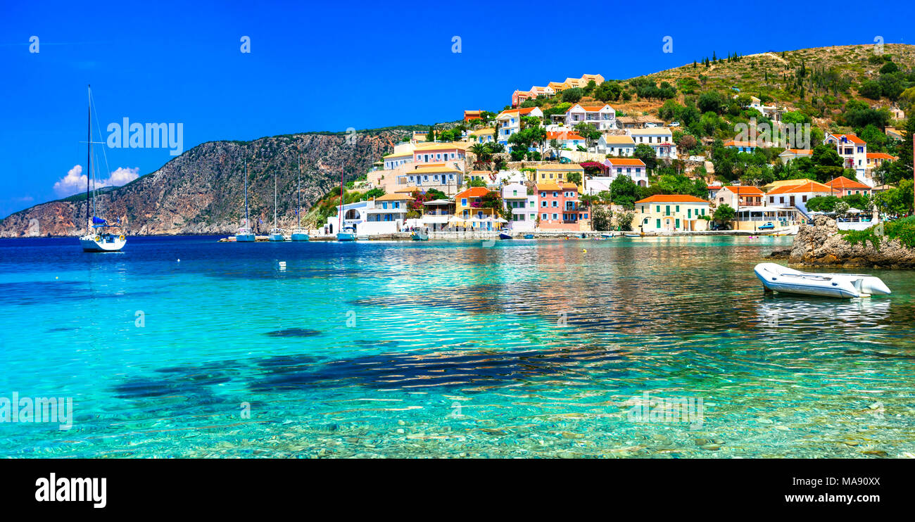 Traditionelle bunte Dorf, Assos, Aussicht mit azurblauen Meer und huses, Kefalonia, Griechenland. Stockfoto