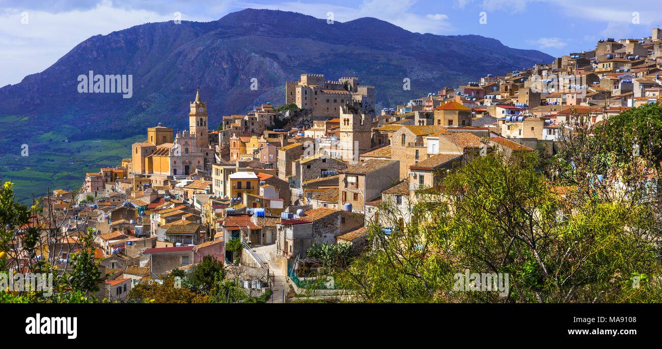 Beeindruckende Caccamo Dorf, mit Blick auf Häuser, alte Burg Berge, Sizilien, Italien. Stockfoto