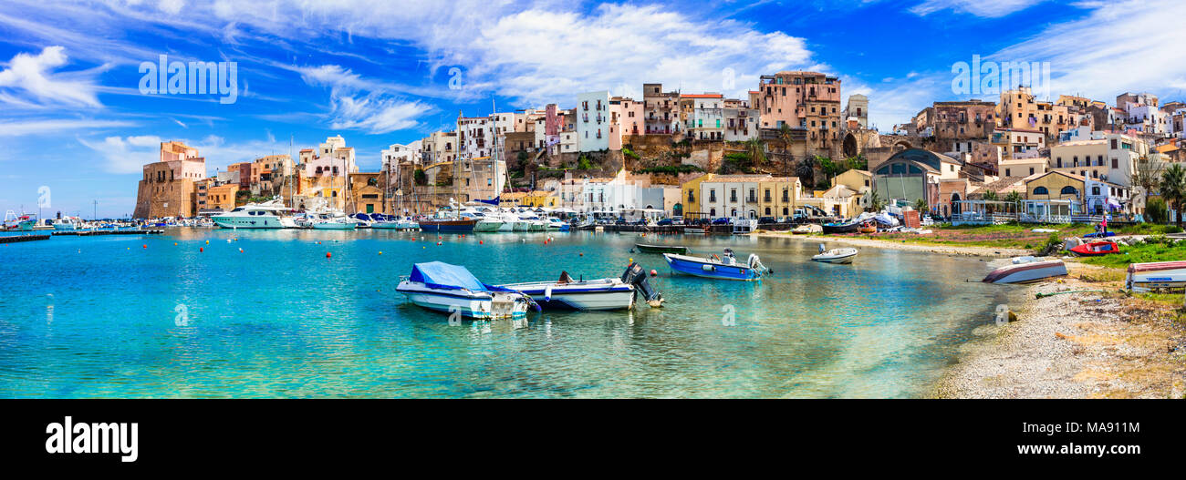 Traditionelle bunte Häuser und Fischerboote, Castellammare del Golfo, Sizilien, Italien. Stockfoto