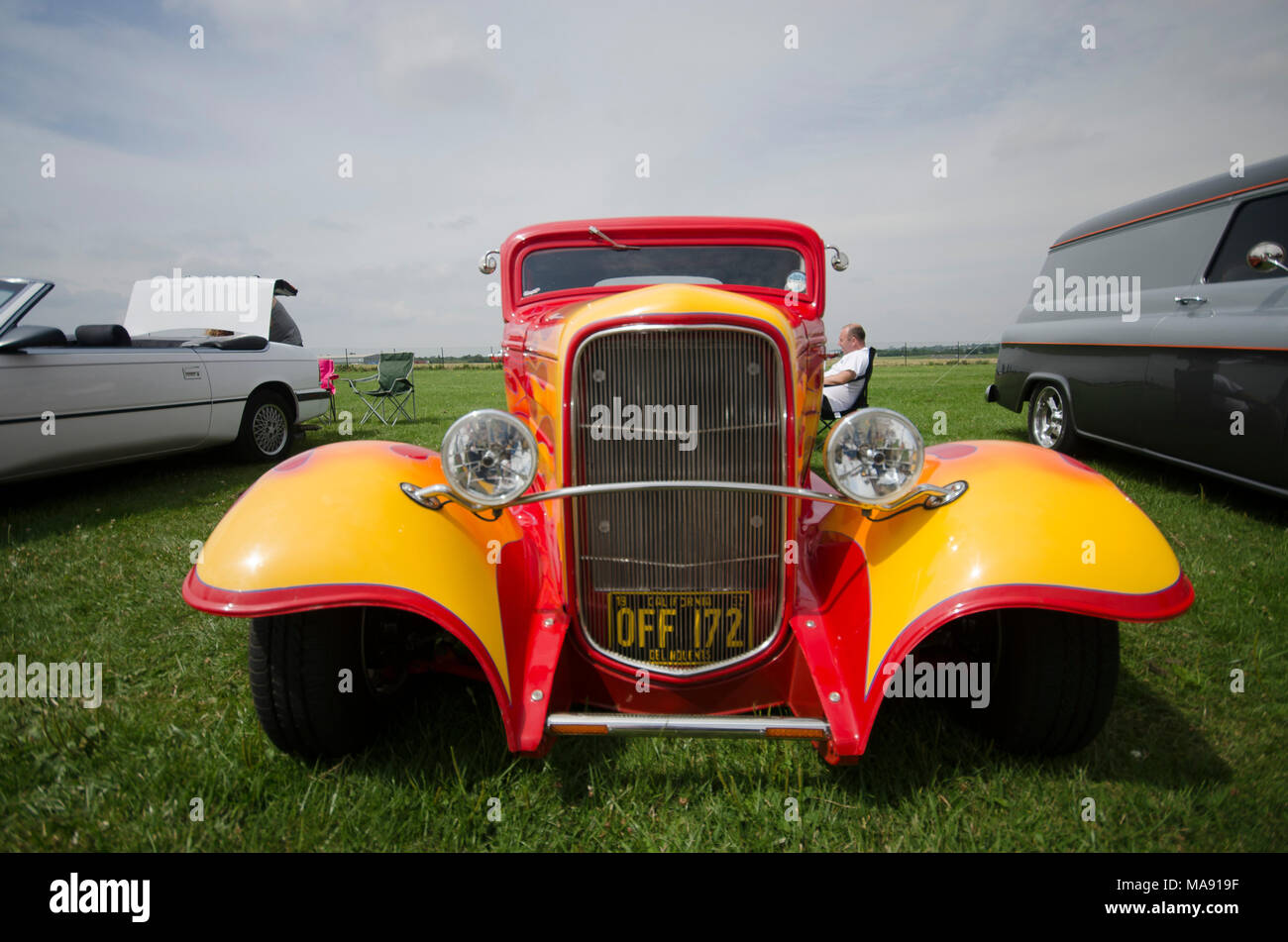Eine Sammlung von benutzerdefinierten Fahrzeuge und Oldtimer am North Weald Flugplatz. Stockfoto