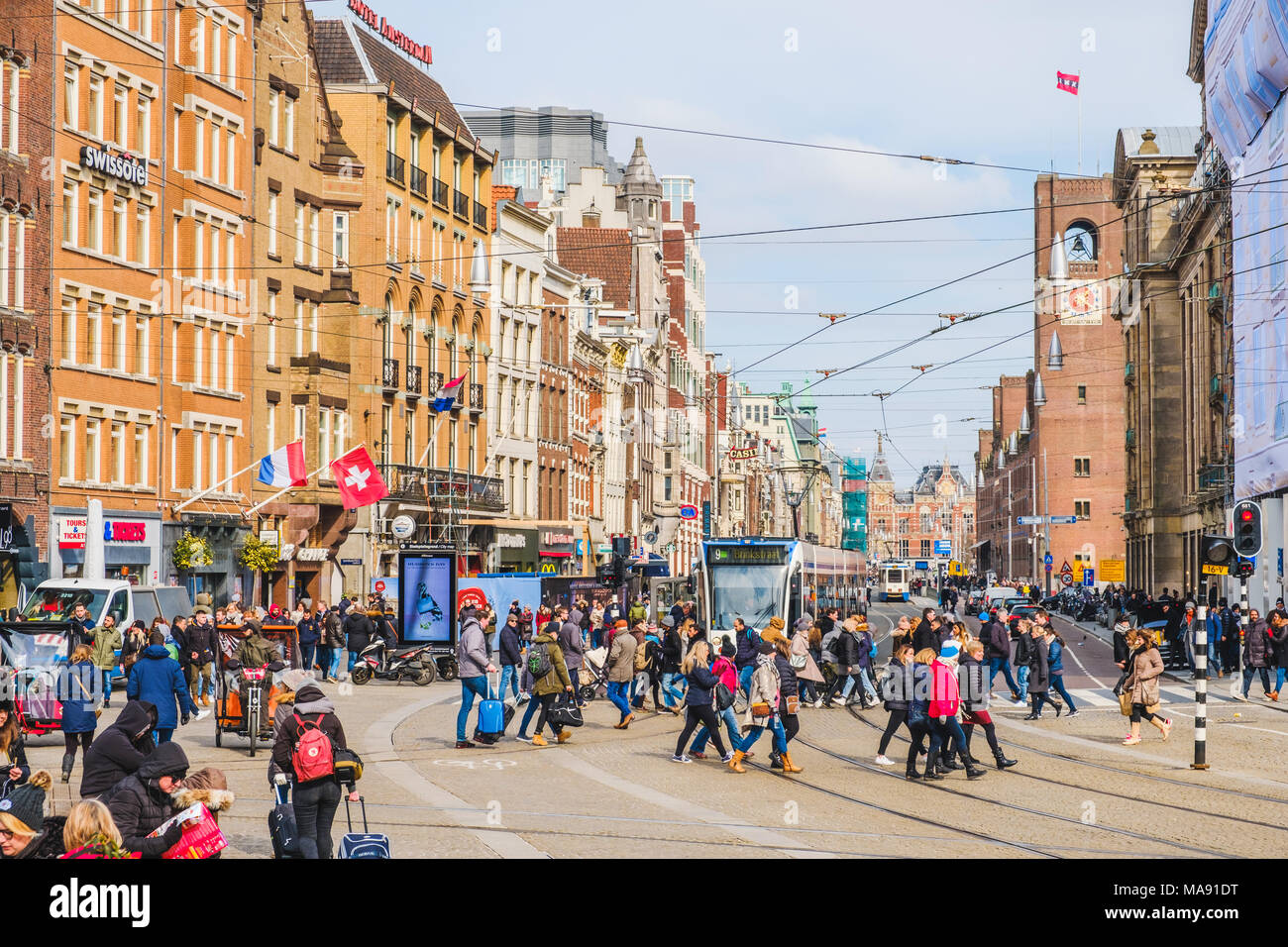 Amsterdam, Niederlande - März 2018: Viele Menschen in überfüllten Straße Landschaft in Amsterdam City Centre Stockfoto
