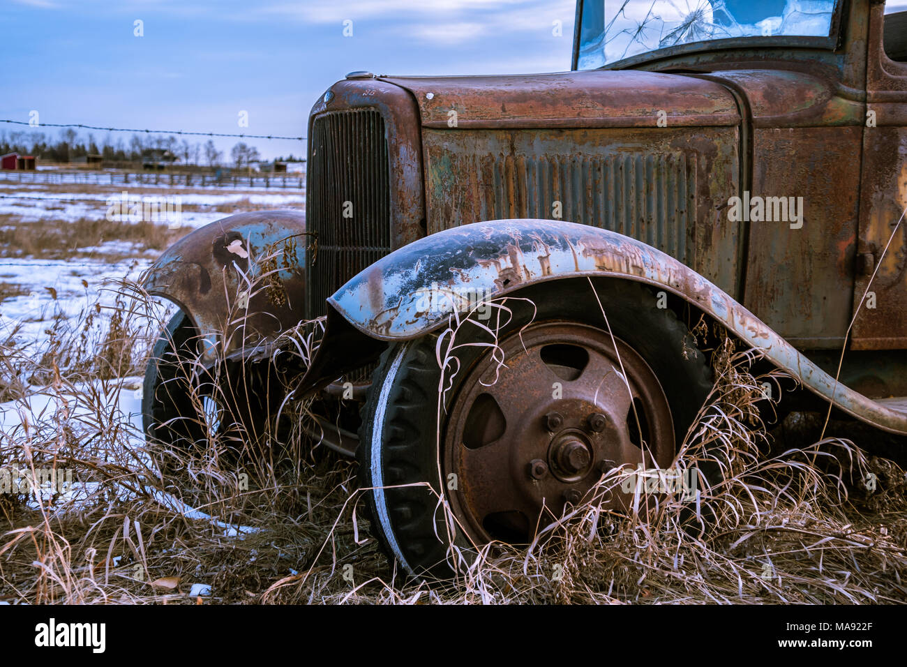 Schöne Form von einem alten Auto im Feld im Winter Stockfoto