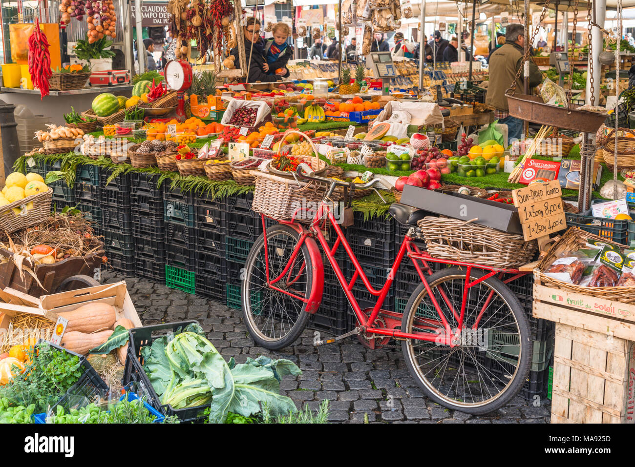 Bunte Marktstände am Campo de' Fiori, Rom, Italien. Stockfoto