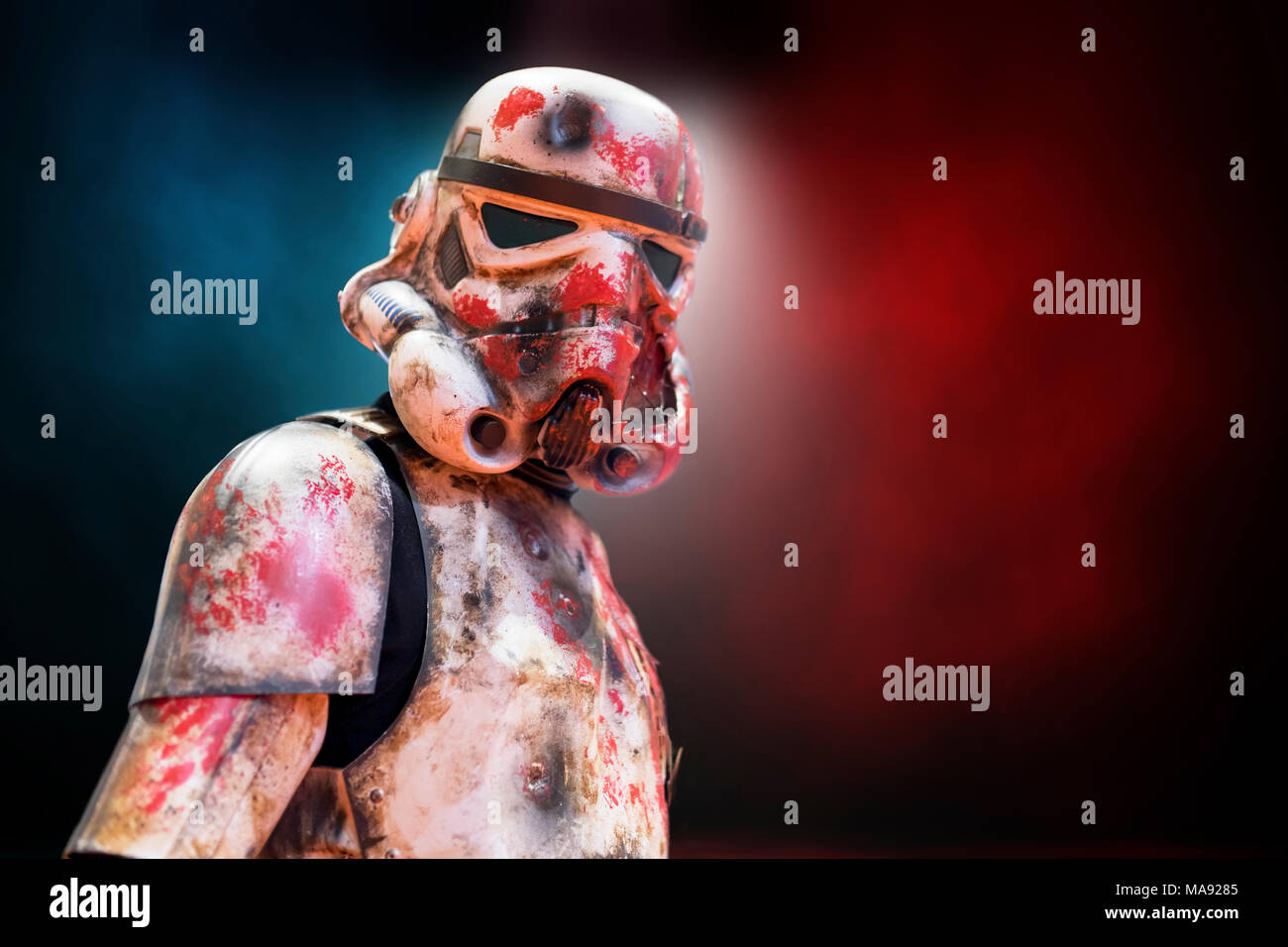Birmingham, Großbritannien - 17 März, 2018. Ein cosplayer gekleidet wie eine ramponierte, blutig und vom Krieg zerrissenen Storm Trooper Kostüm aus Star Wars Filmen zu einem Comic Con i Stockfoto
