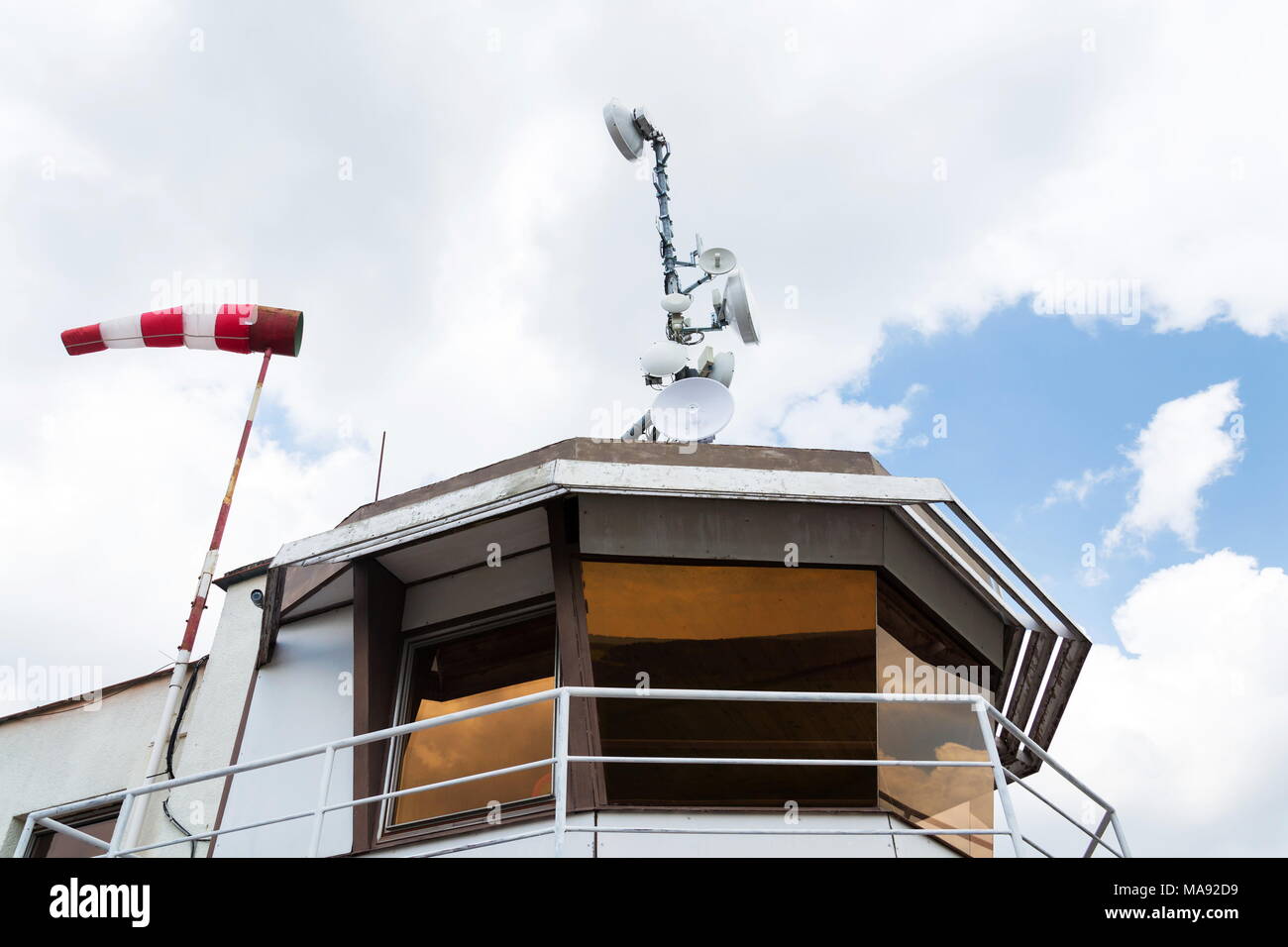 On Air traffic control tower Windsack, windigen Wetter Konzept Stockfoto