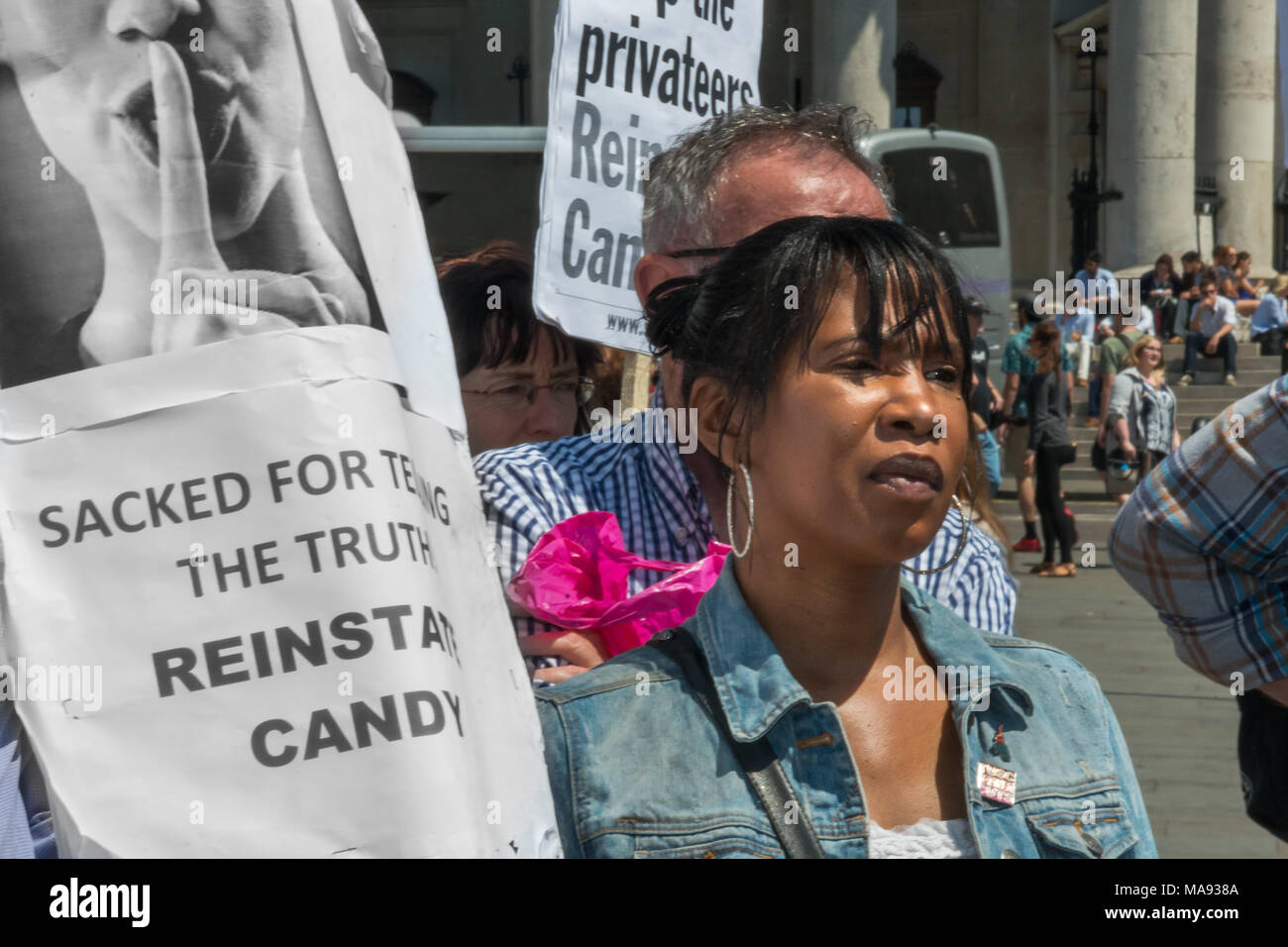 Menschen bei der Kundgebung zur Unterstützung der entlassenen PCS National Gallery union Rep mit einem Plakat für Telilng die Wahrheit - Wiedereinzuführen Candy' acked. Stockfoto