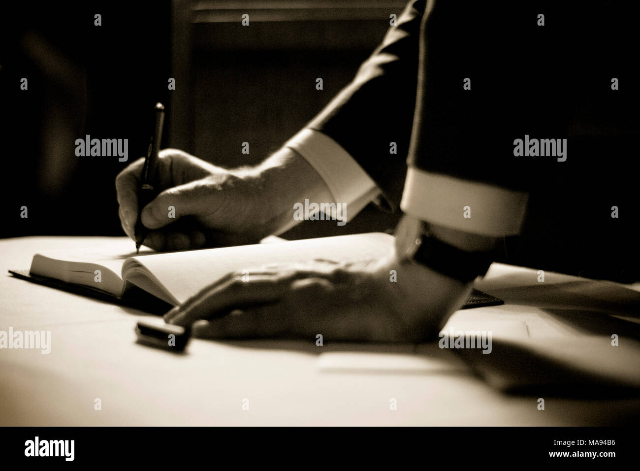 Ein Mann einen Kommentare Buch bei einer Hochzeit Stockfoto