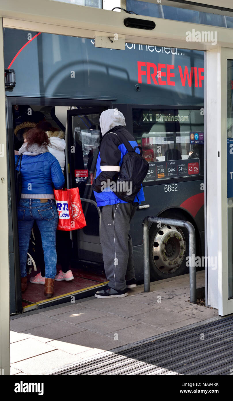 Die Fahrgäste betreten den Bus Stockfoto