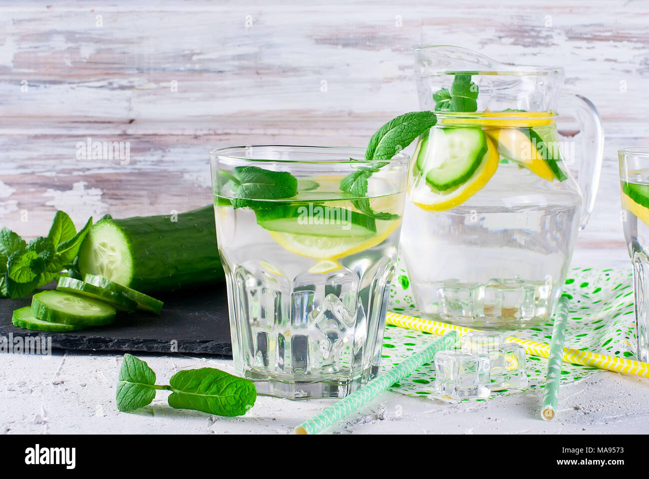 Erfrischende Gurke Cocktail, Limonade, detox Wasser in einer Brille auf einem weißen Hintergrund. Im Sommer trinken. Stockfoto