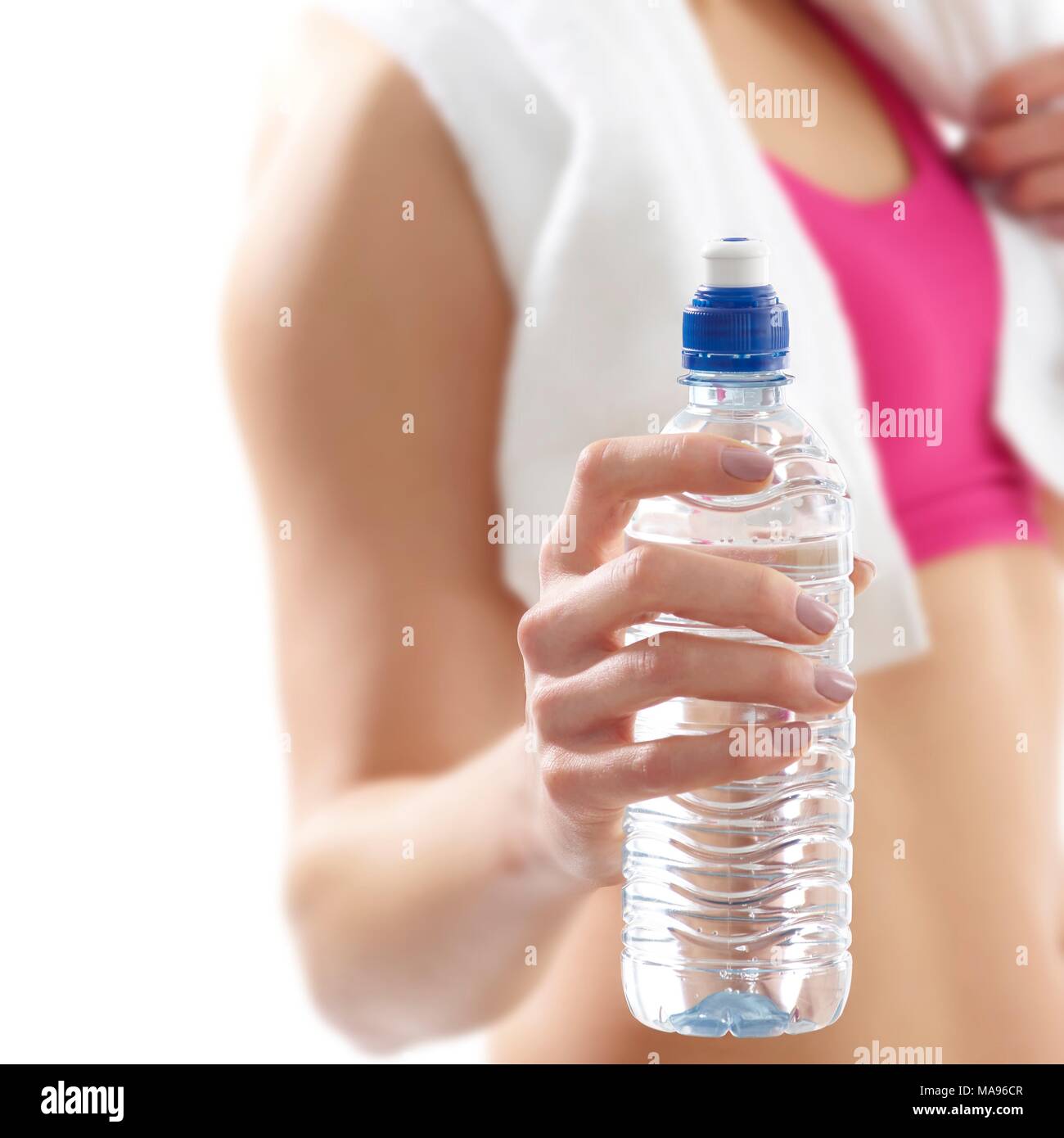 Junge Frau mit Wasserflasche, Studio gedreht. Stockfoto