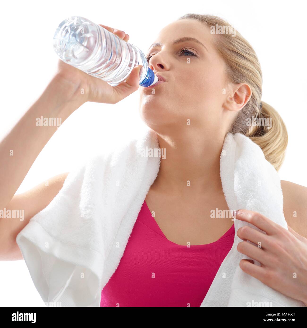 Junge Frau trinkt aus der Flasche Wasser, Studio gedreht. Stockfoto