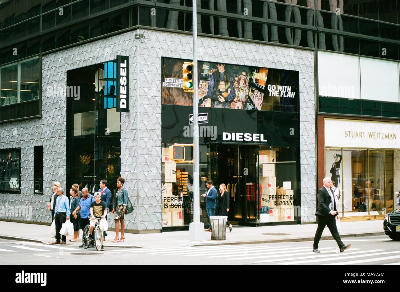 Menschen zu Fuß und mit dem Fahrrad vorbei an der Diesel Clothing Store auf der Upper East Side von Manhattan, New York City, New York, 1943. () Stockfoto