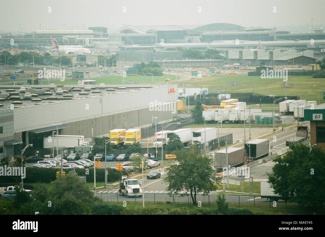 John F Kennedy International Airport, einschließlich der DHL Cargo Terminal, an einem Diesigen morgen in Queens, New York City, New York, 1943. () Stockfoto