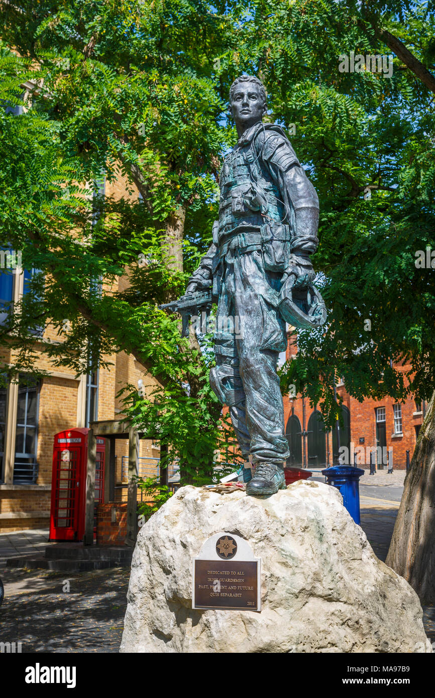 Statue eines irischen Scots Guards im Kampf Kleid mit Plakette für Irische Gardisten, Motto "Quis Separabit", Windsor, Berkshire, Großbritannien Stockfoto