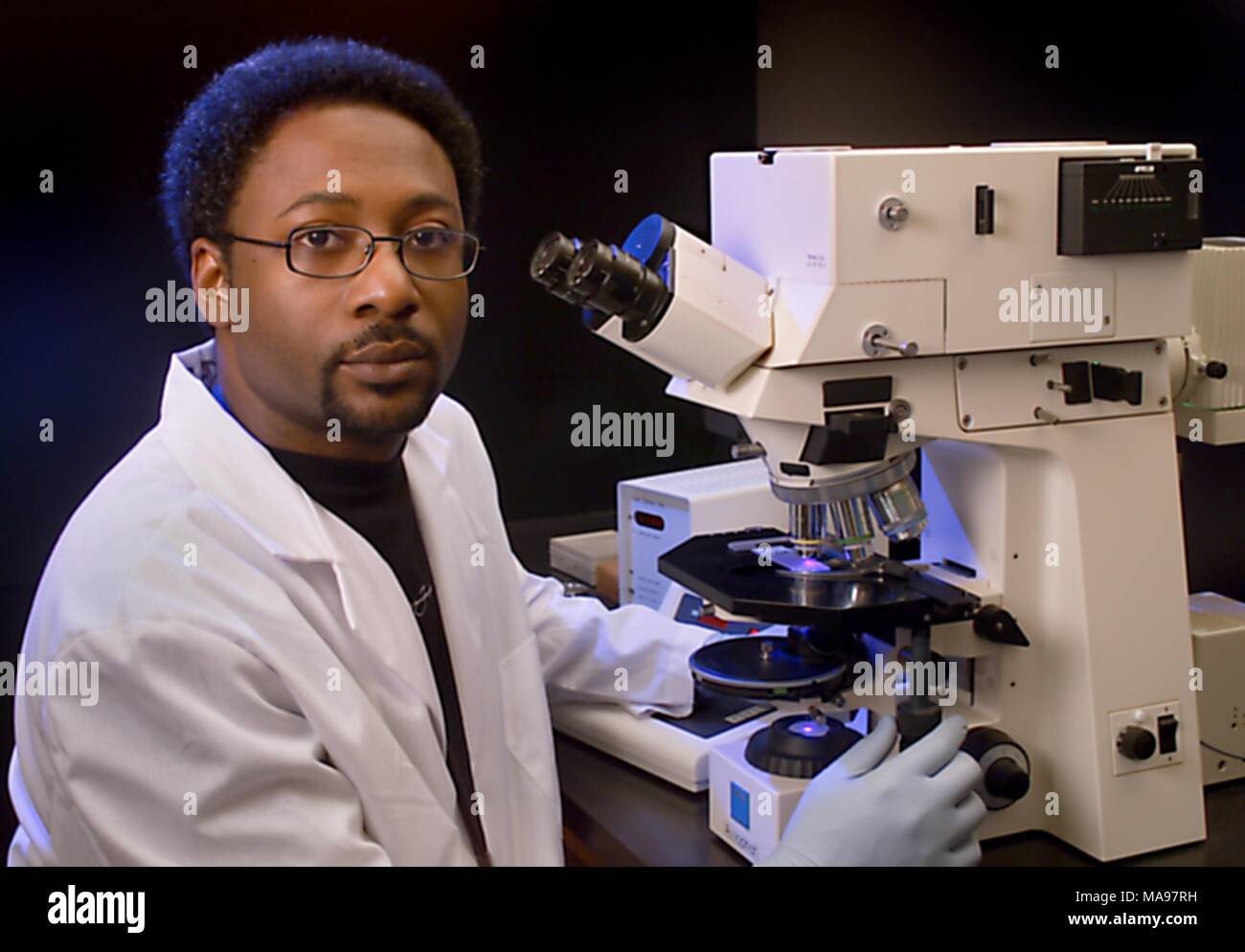 Sean Toney, CDC Mikrobiologe, an seinem bifocal Mikroskop Bewertung der Präsenz der acid-fast Bakterien, 2007. Mit freundlicher Seuchenkontrollzentren (CDC)/Hsi Liu, Ph.D. MBA, James Gathany. () Stockfoto