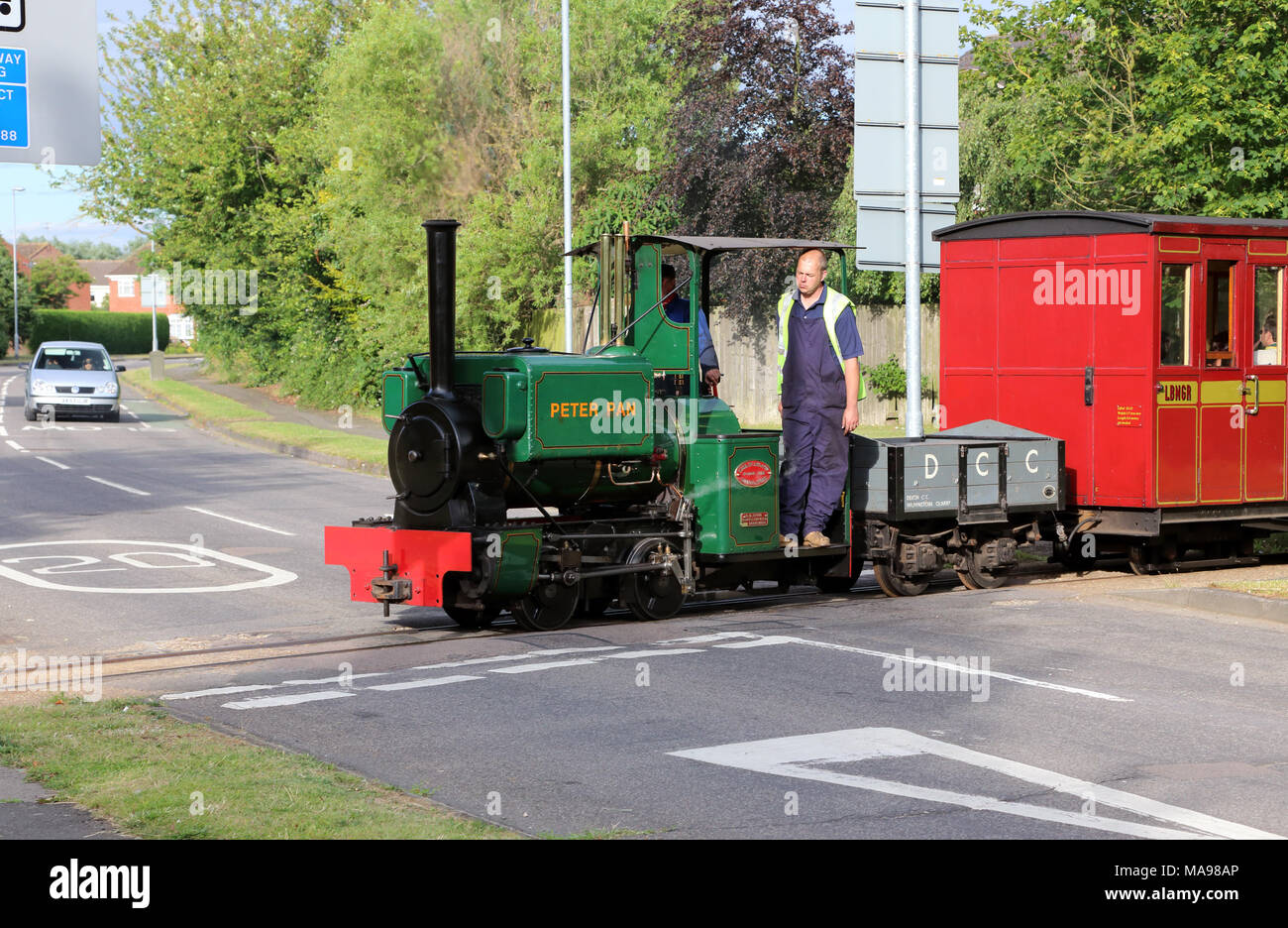 Kerr Stuart 0-4-0 ST Dampflokomotive "Peter Pan" Überqueren einer Straße auf dem Leighton Buzzard Schmalspurbahn, Bedfordshire, Großbritannien. Stockfoto