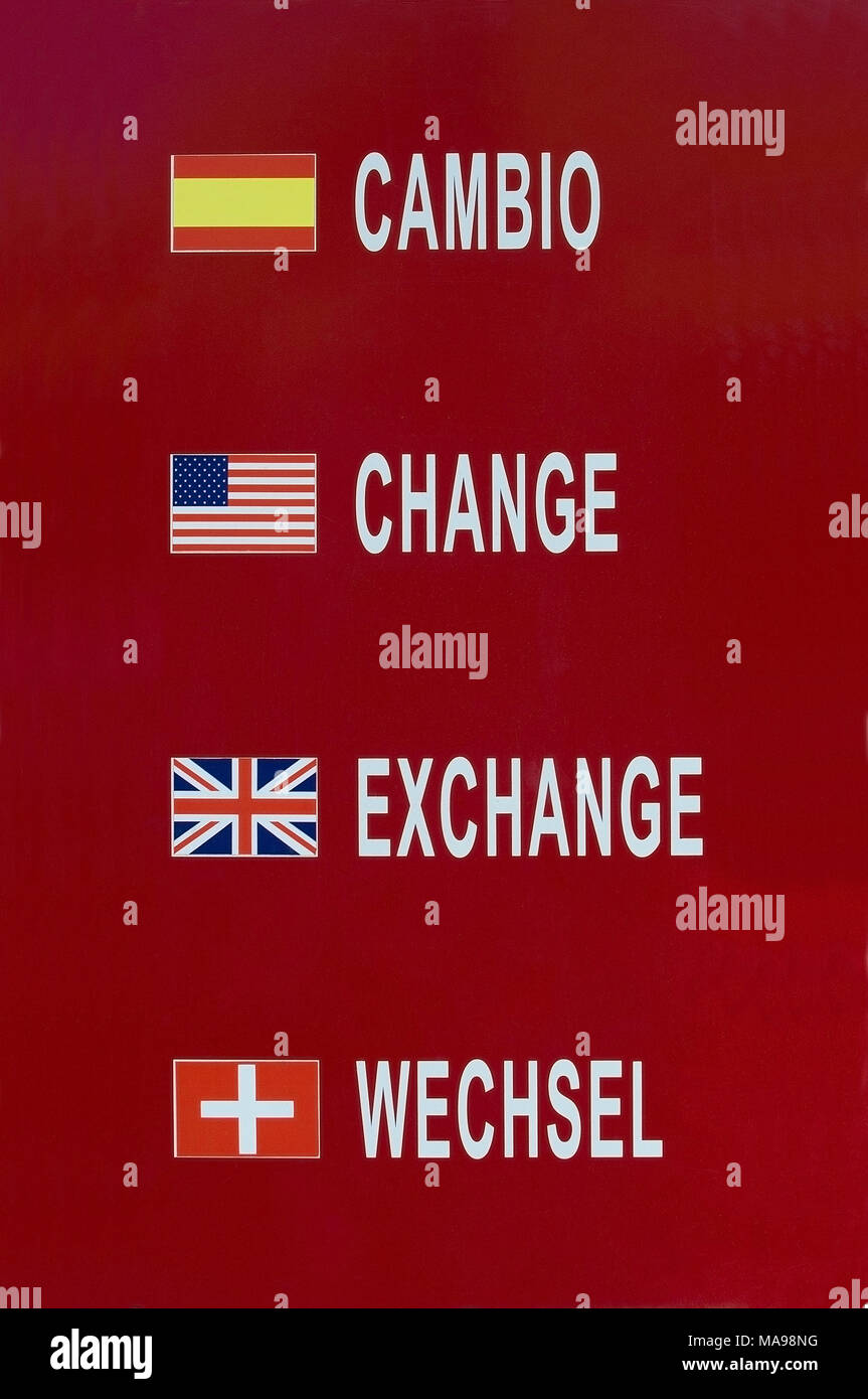 Zeichen für Geldwechsel mit spanischen, amerikanischen, britischen und schweizer Fahnen Stockfoto