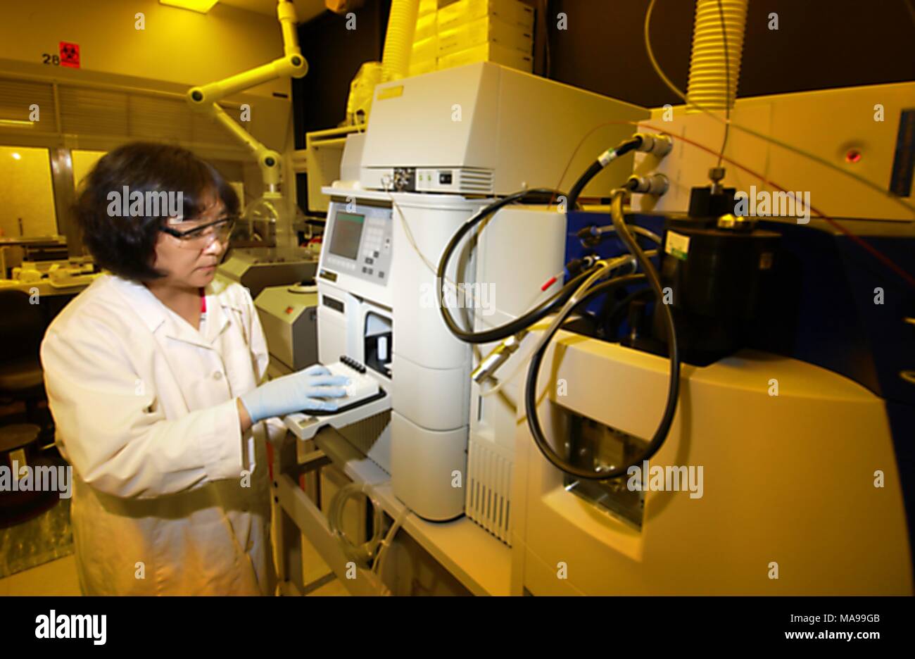 Zentren für Krankheitskontrolle (CDC) Forschung Biologin Hui Ping Chen Vorbereitung eines High Performance Liquid Chromatography (HPLC) Instrument, Personal Care Produkte Labor (PCPL), 2004. Mit freundlicher Mitten zur Krankheit-Steuerung/Susan McClure. () Stockfoto
