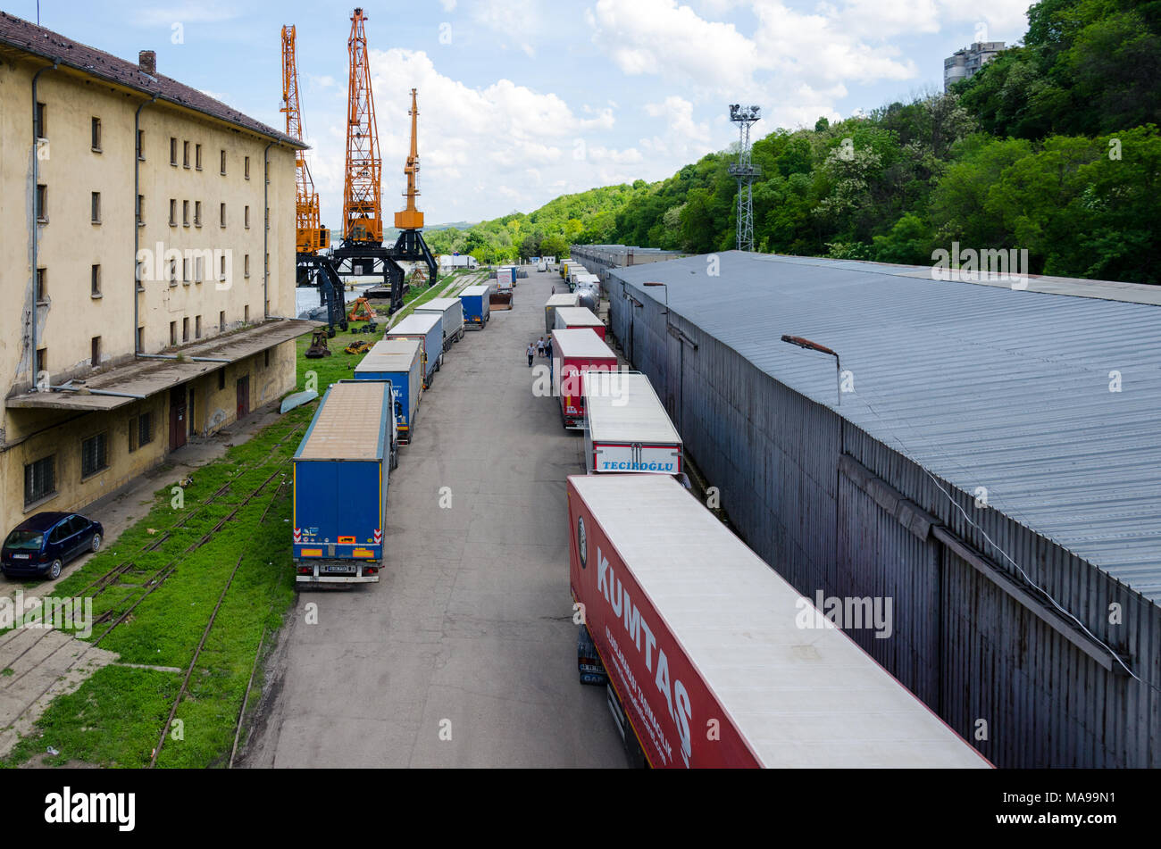 Lange Schlange stehender Lastwagen mit wanderwegen an der internationalen Hafen von svishtov am Ufer der Donau Stockfoto