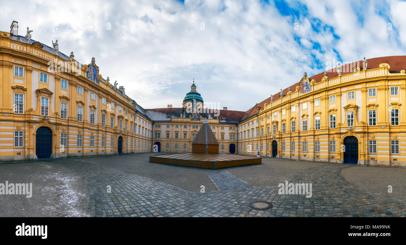 Blick auf den Innenhof des Stift Melk im Winter mit kleinen Flecken von Schnee auf dem Dach, der Österreichischen Benediktiner Stockfoto