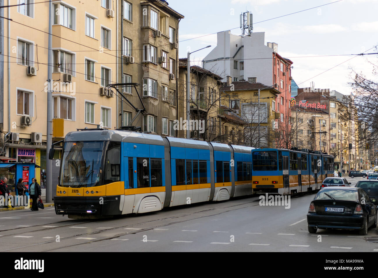Sofia, Bulgarien - 03. März 2017: Zwei Blaue Straßenbahnen jeder sonstigen Weitergabe Hristo Botev Boulevard und Wohngebäuden hinter Ihnen Stockfoto