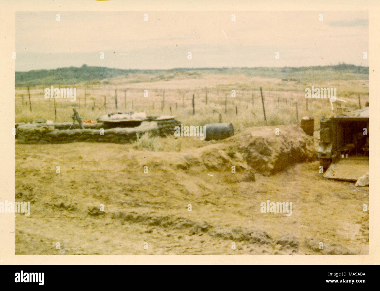 Farbe Foto von einem sandsack Bunker, mit einer offenen militärischen Fahrzeug auf der rechten Seite, in einem Land, Landschaft, in Vietnam während des Vietnam Krieges fotografiert (1955-1975), 1971. () Stockfoto