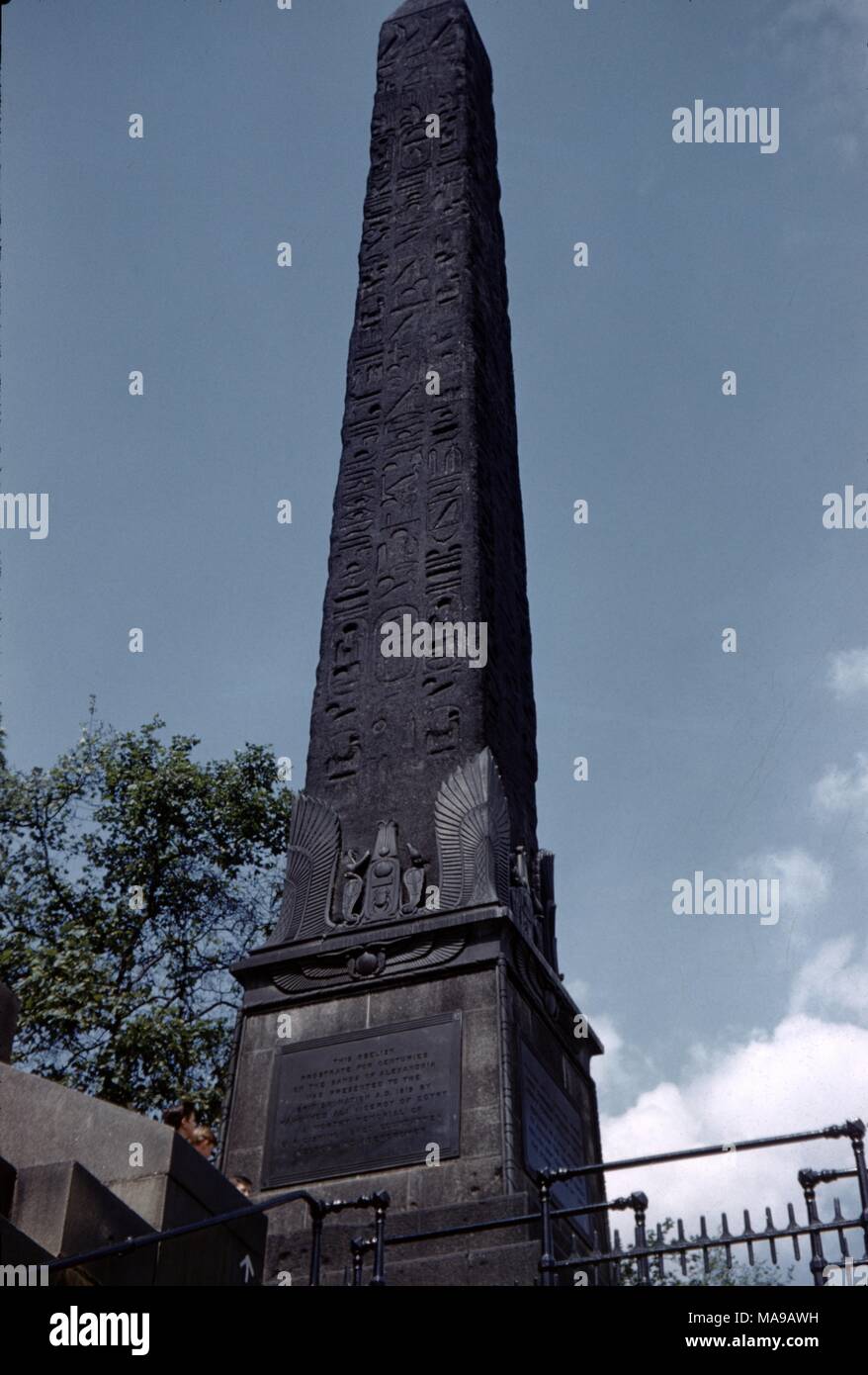 Cleopatra's Needle, ein ägyptischer Obelisk aus Alexandria transportiert und am Victoria Embankment, London, Vereinigtes Königreich, an einem sonnigen Tag, 1955. () Stockfoto