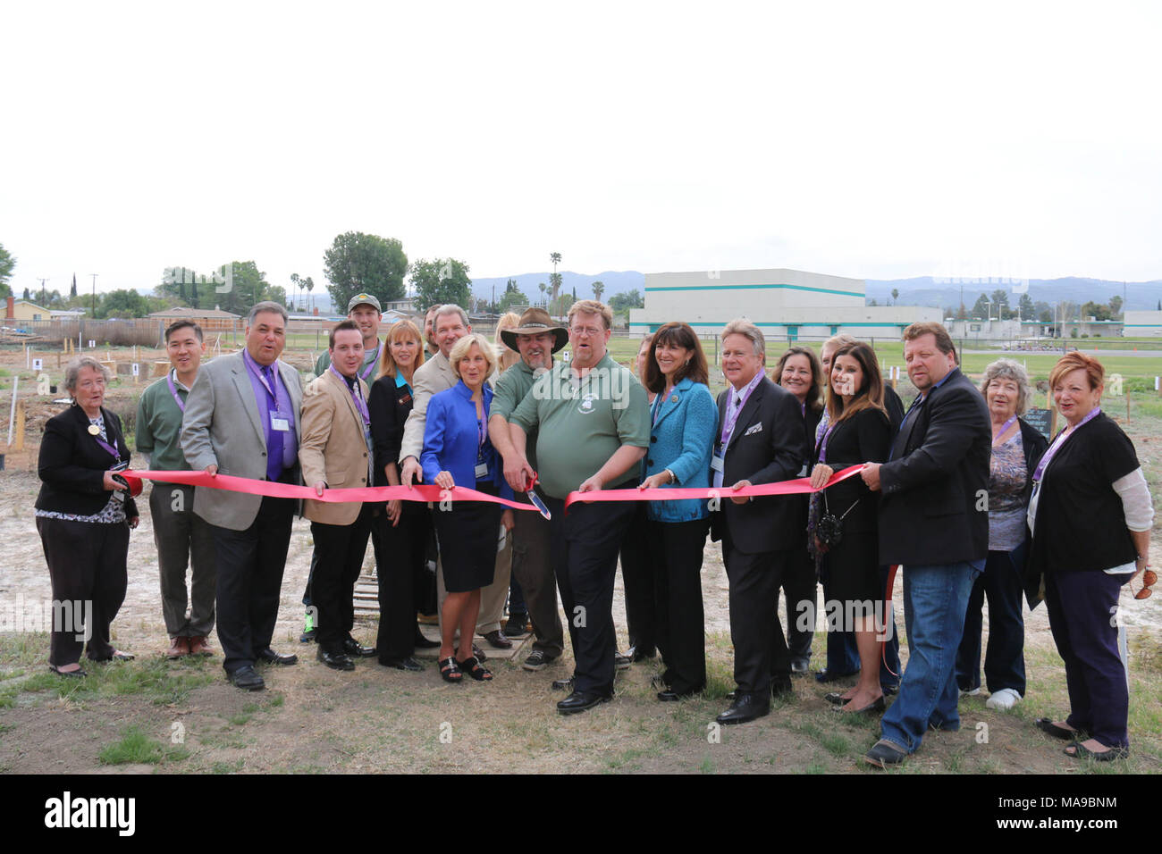 Würdenträger verband schule Mitarbeiter und Mitglieder der Gemeinschaft zu treten. Simi Valley adventistischen Schule ist stolz auf die Partnerschaft mit den USA und Wildnis-service einen Schulhof Lebensraum, die als Hafen für Einheimische Pflanzen- und Tierarten dienen zu erstellen. Durch ein $ 5.700 Gewährung von der Ventura Fisch und Tierwelt Büro zur Verfügung gestellt, die Schule ist die Schaffung einer 57.000 Quadratmeter Heimat auf Schulgelände. Schüler, Lehrer und Mitglieder der Gemeinschaft werden die Gelegenheit haben, zyklische und saisonale natürliche Phänomene in Bezug auf Klima und pflanzlichen und tierischen Lebens zu studieren. Viele der Pflanzen in den Lebensraum w Stockfoto
