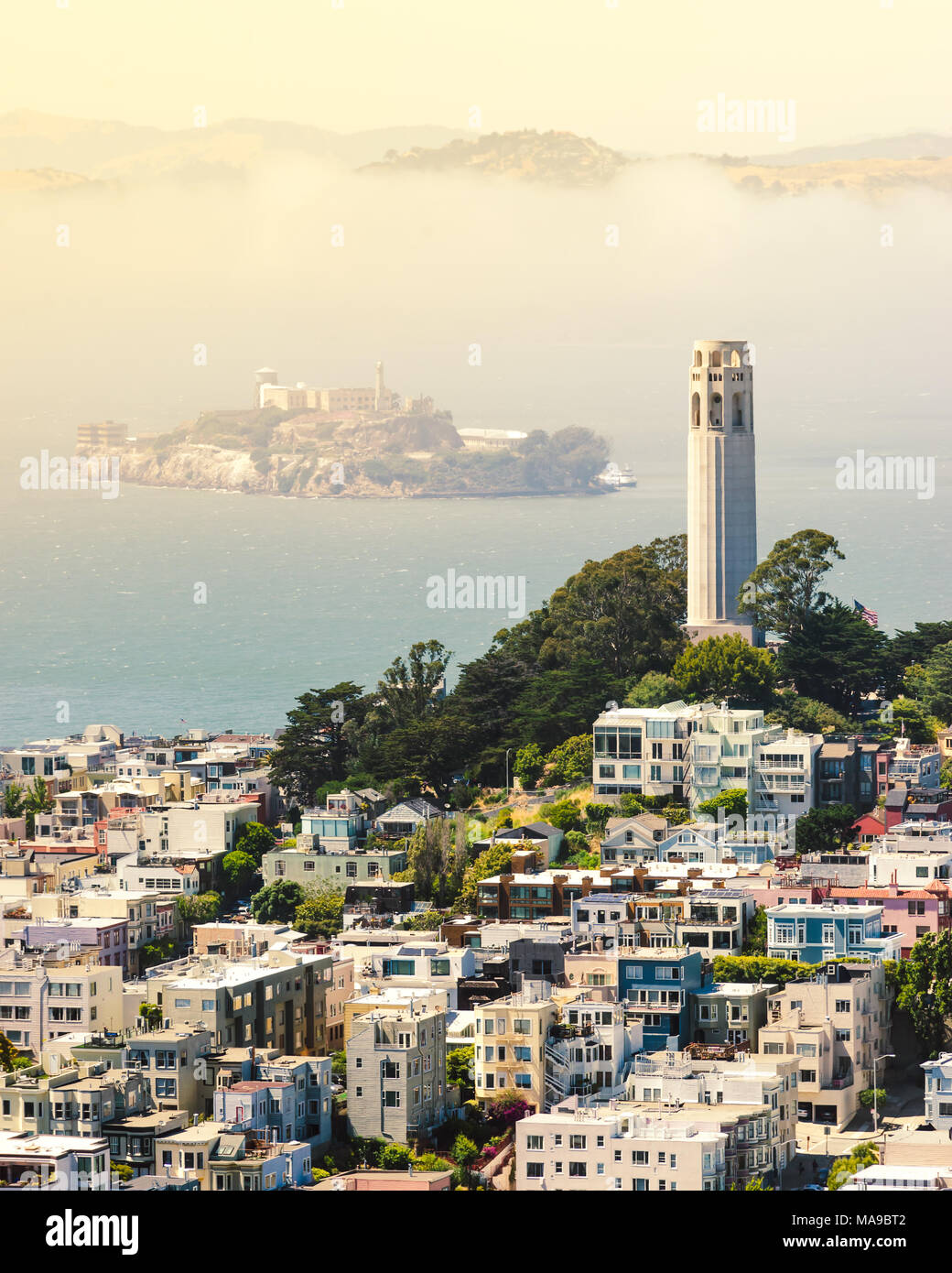 Goldene Stunde Sonnenuntergang mit Coit Tower, Alcatraz und klassischen San Francisco Häuser in North Beach. Stockfoto