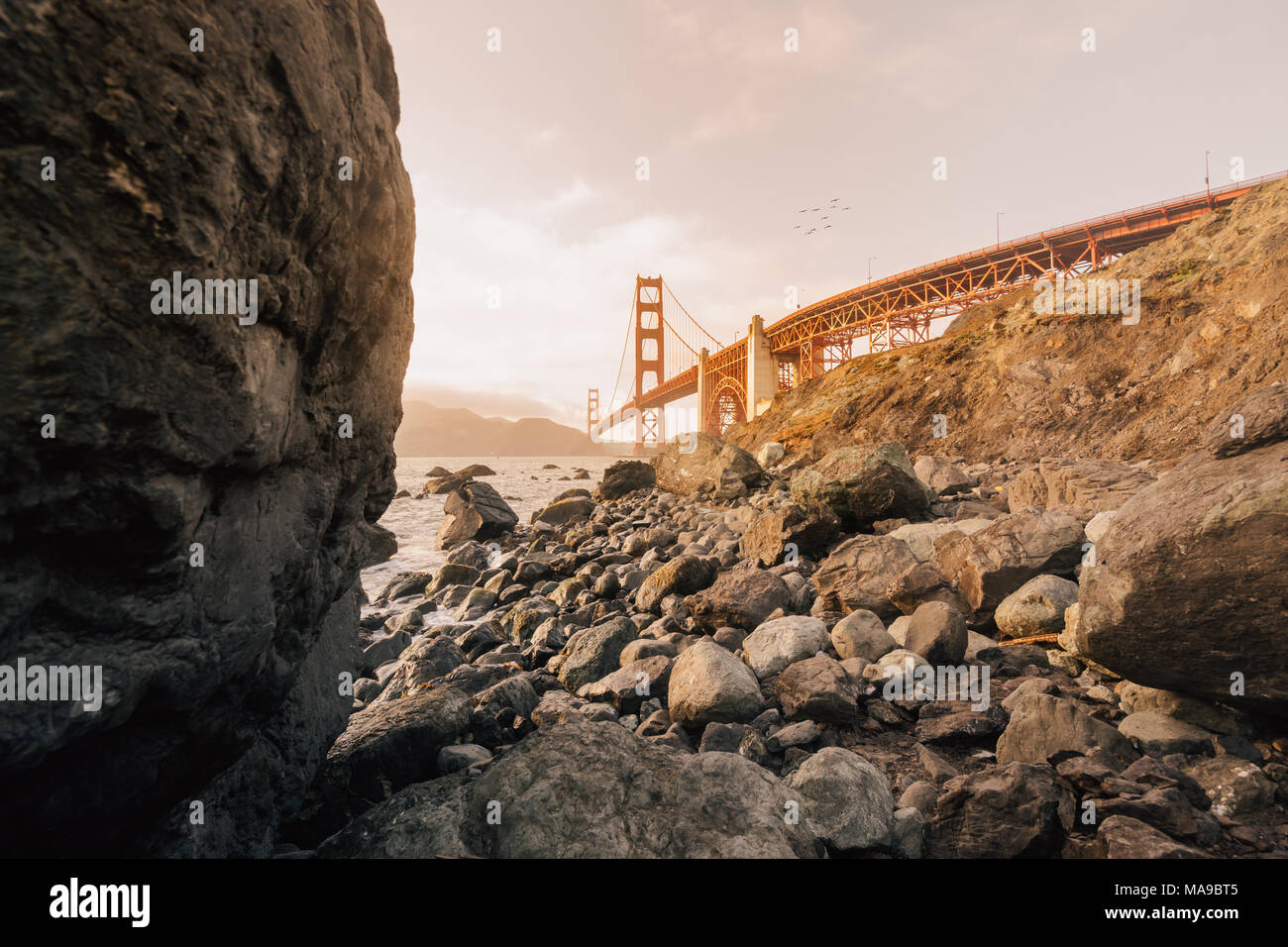 Zeitlose, farbenfrohe Sonnenuntergänge auf das Wahrzeichen der klassisch amerikanischen Stadt, die Golden Gate Bridge, Golden Hour Sunset in San Francisco, Kalifornien Stockfoto