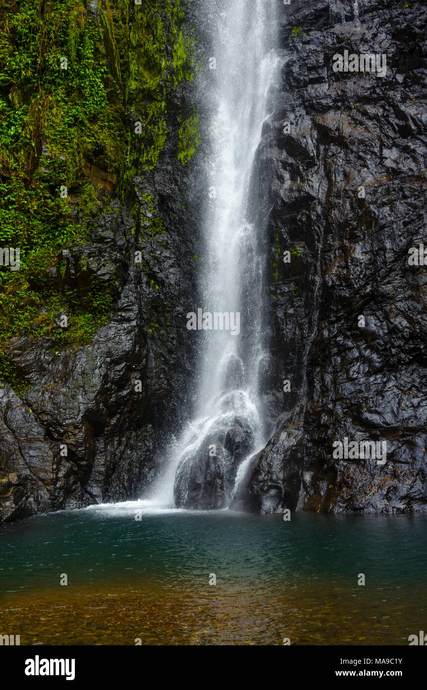 Schönen, erfrischenden Blick auf Wasser Stürze aus größerer Höhe und Spritzwasser über Felsen an der Basis des Mainapi Wasserfall, Netravali Wildlife Sanctuary, Goa. Stockfoto