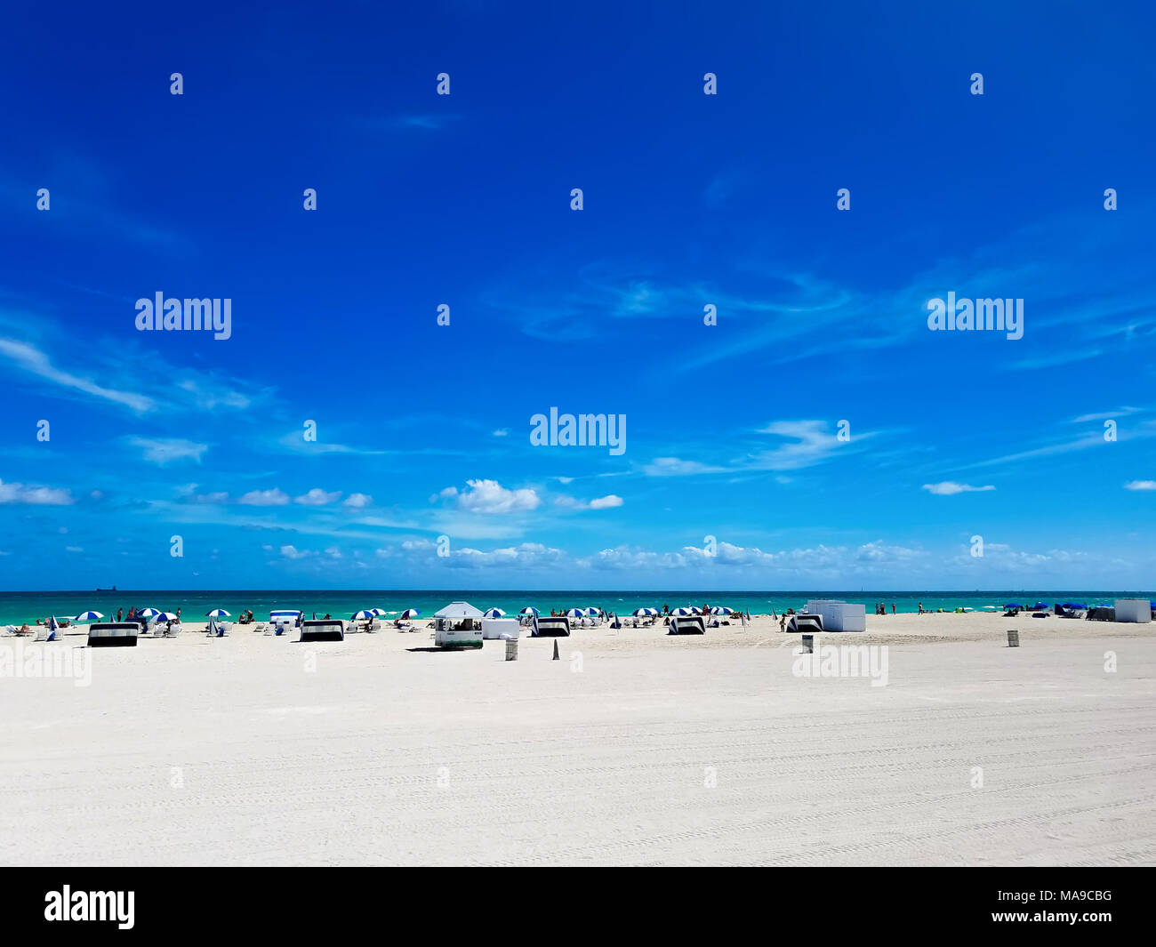 Strand von South Beach, Florida, einer Stadt in der Nähe von Miami, mit weißem Sand und blauem Himmel, auf einem suuny Tag. Stockfoto