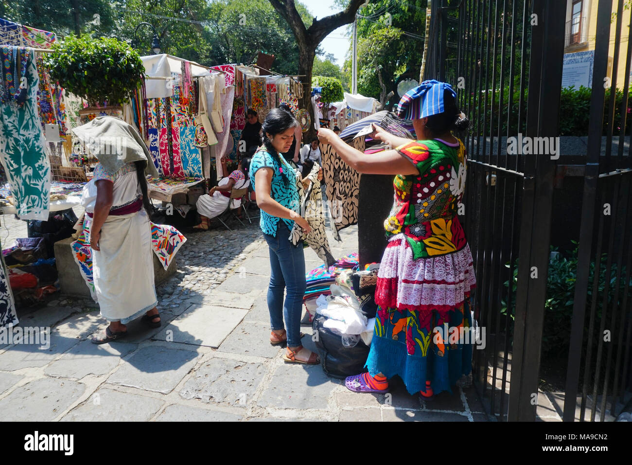 Stoff Kunst in der Plaza San Jacinto im San Angel Nachbarschaft von Mexiko City, Mexiko verkauft. Stockfoto