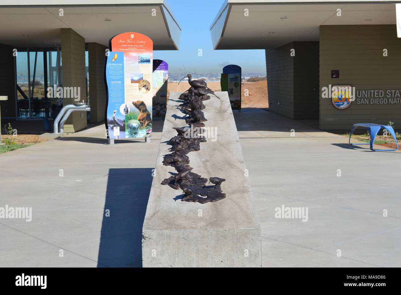 Neue interpretierende Elemente bis Ende September 2011 abgeschlossen. Eine Bronzeskulptur, die Vögel füttern zu verschiedenen Erhebungen in den Sumpf Intrigen Besucher in San Diego National Wildlife Refuge komplexe Zentrale. Bunte Hinweisschilder folgen, zwischen dem Verwaltungsgebäude und der Ressource Zimmer Stockfoto