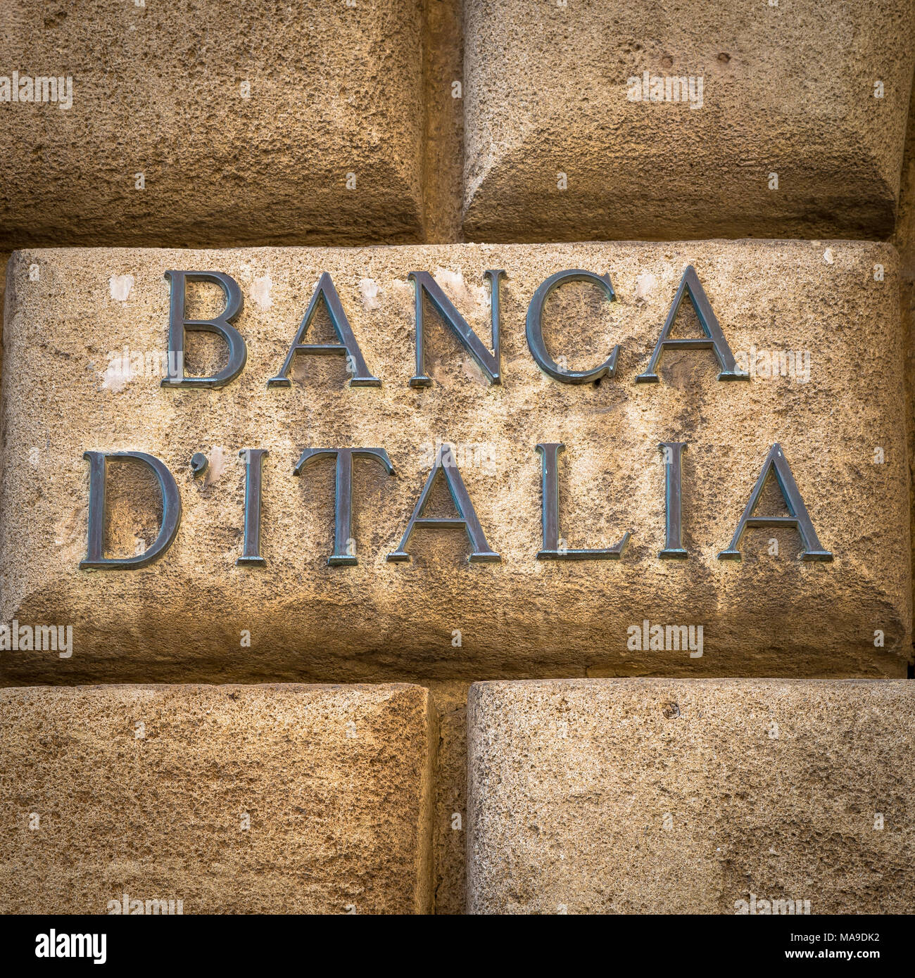 Die Banca d'Italia (Bank von Italien) Text auf einer alten Mauer in der Nähe der Eingang des Instituts in Lecce Stockfoto